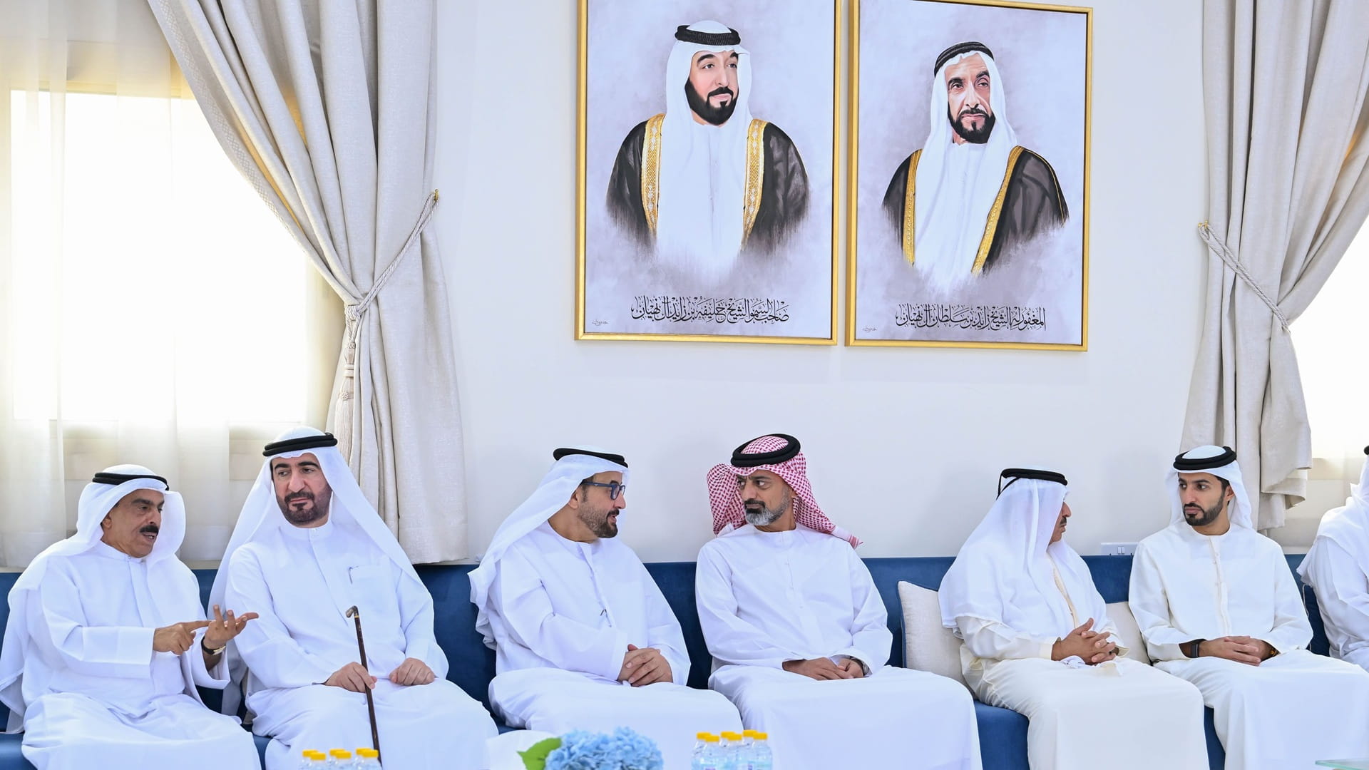 صورة بعنوان: عمار بن حميد يقدم واجب العزاء في وفاة منصور سيف الزعابي 