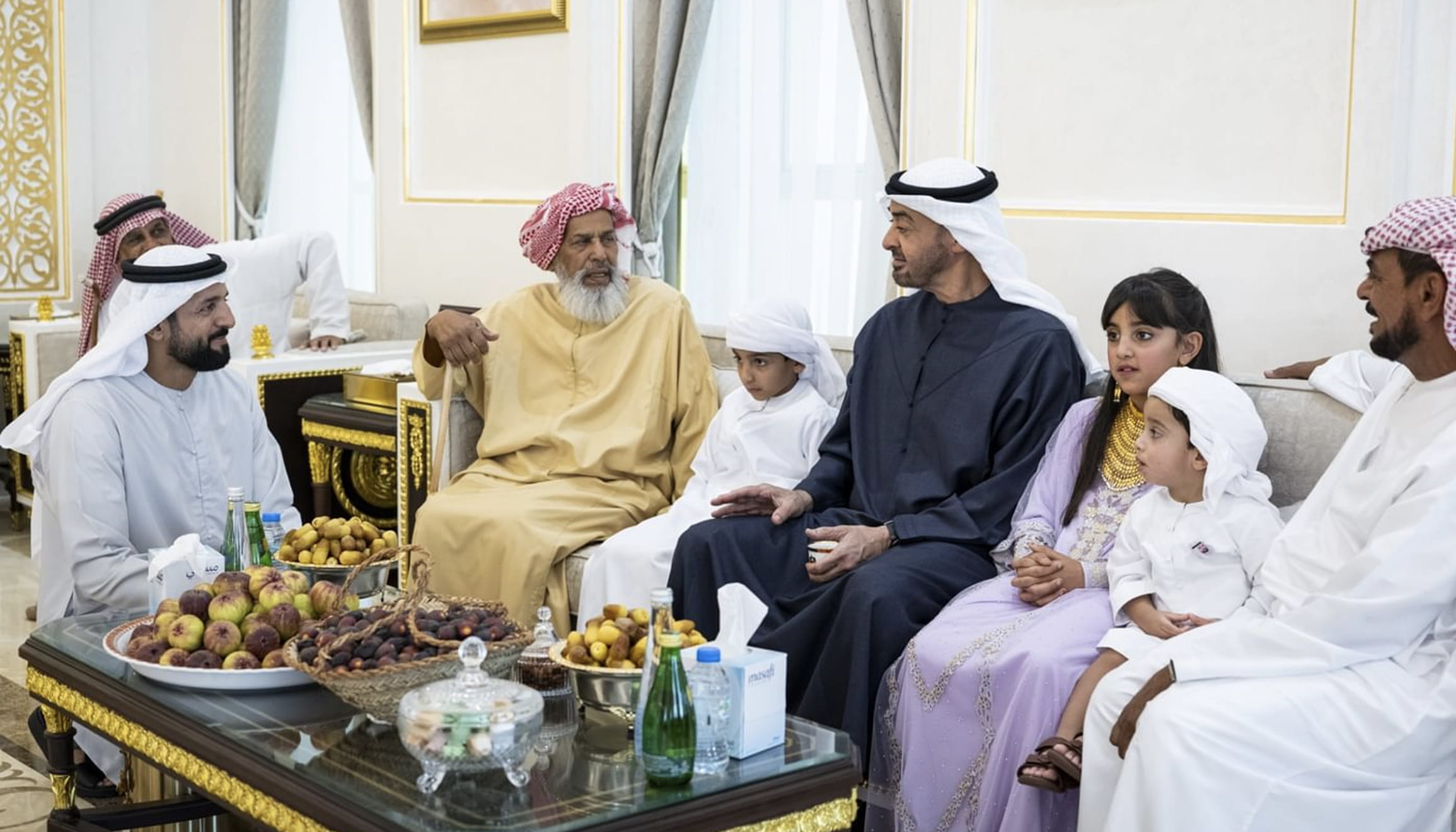 رئيس الدولة يزور سيف مفتاح النيادي في منزله بمدينة العين 