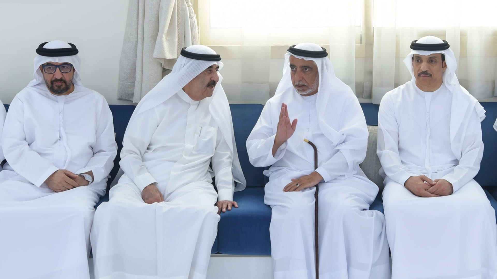 حاكم أم القيوين يقدم واجب العزاء في وفاة منصور سيف الزعابي