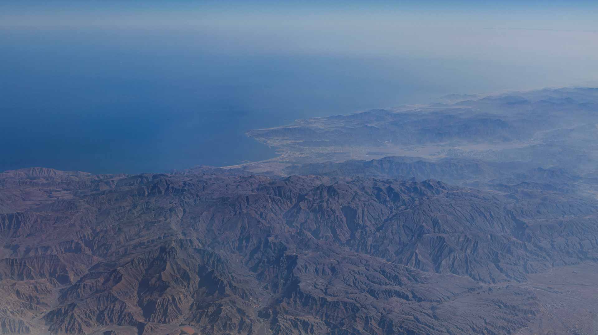 ناقلة نفط تتعرض لإصابة بمقذوف مجهول في مضيق هرمز 