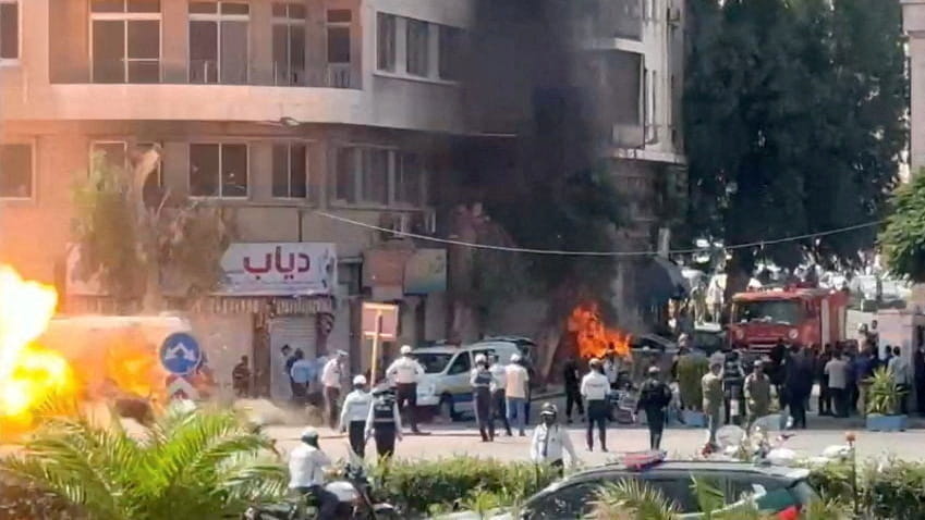 18 جريحاً بانفجار عبوتين قرب فندق أمضى فيه ماكرون ليلته في دمشق 