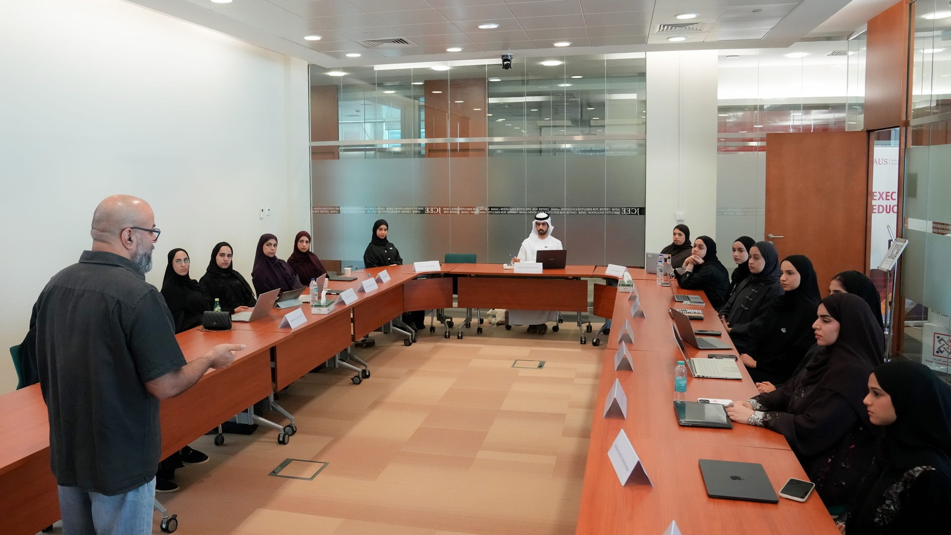 مؤسسة الشارقة لتطوير القدرات تنمي مهارات الشباب في أساليب التواصل  