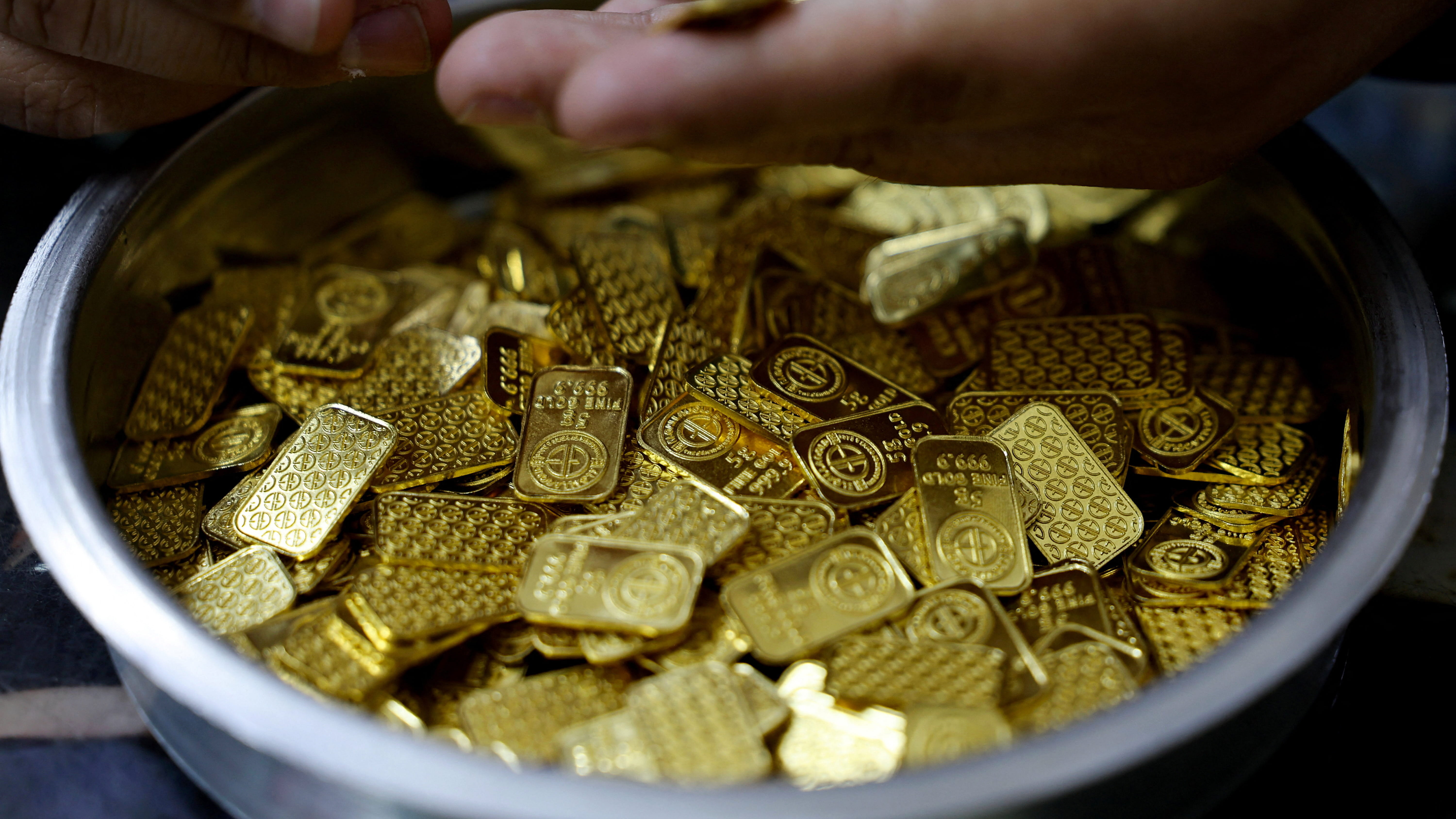 الذهب ينخفض في المعاملات الفورية 1.4% إلى 4049.92 دولار للأونصة 