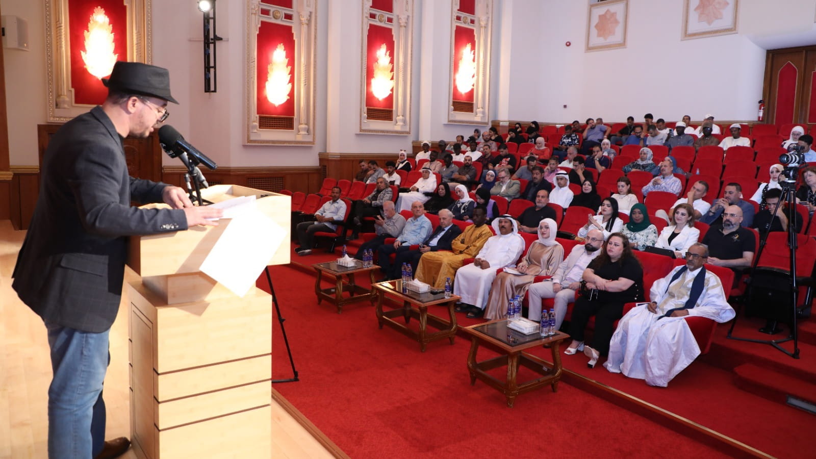 نفحات في المديح والتاريخ والذات ببيت الشعر
