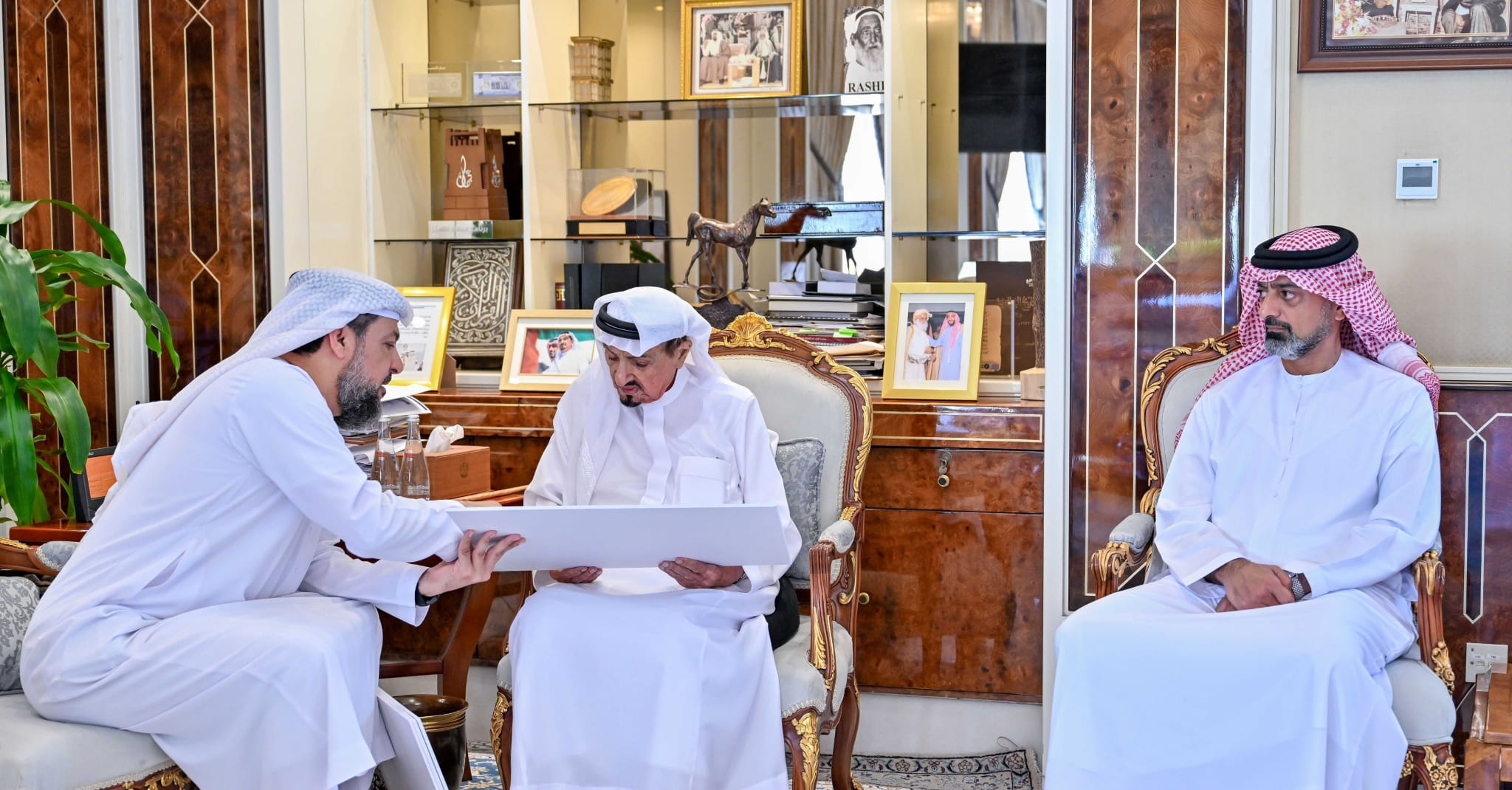 حميد بن راشد يطلع على مشاريع وإنجازات " الأعمال الخيرية العالمية"