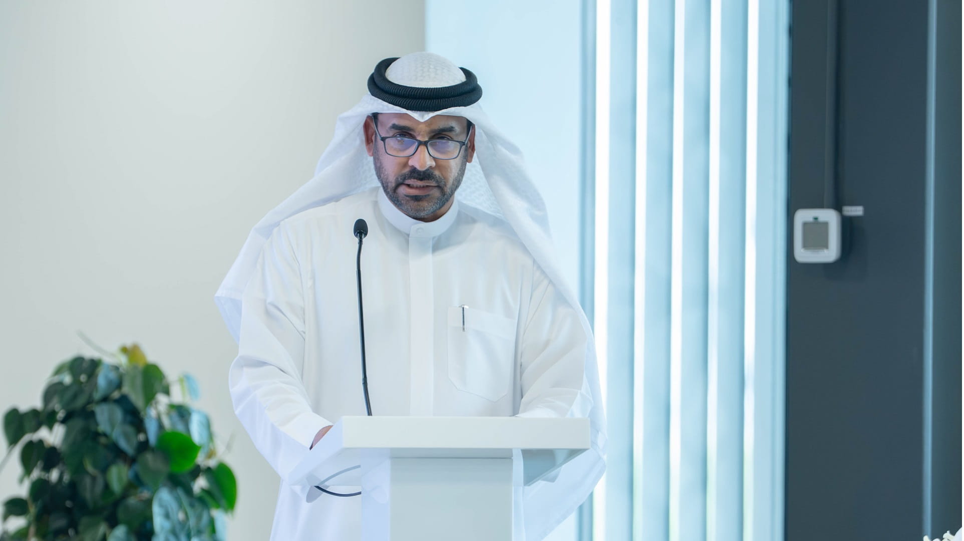 صورة بعنوان: <span class="scChromeData">{"commands":[{"click":"chrome:common:edititem({command:\"webedit:open\"})","header":"Edit the related item","icon":"/temp/iconcache/office/16x16/cubes.png","disabledIcon":"/temp/cubes_disabled16x16.png","isDivider":false,"tooltip":"Edit the related item in the Content Editor.","type":"common"},{"click":"chrome:rendering:personalize({command:\"webedit:personalize\"})","header":"Personalize","icon":"/temp/iconcache/office/16x16/users_family.png","disabledIcon":"/temp/users_family_disabled16x16.png","isDivider":false,"tooltip":"Create or edit personalization for this component.","type":"sticky"},{"click":"chrome:rendering:editvariations({command:\"webedit:editvariations\"})","header":"Edit variations","icon":"/temp/iconcache/office/16x16/windows.png","disabledIcon":"/temp/windows_disabled16x16.png","isDivider":false,"tooltip":"Edit the variations.","type":"sticky"}],"contextItemUri":"sitecore://master/{FC8EB475-0E16-4421-A330-D5442291F374}?lang=ar&ver=1","custom":{},"displayName":"Title","expandedDisplayName":"This is require field and Maximum 90 character is allow"}</span><span sc_parameters="prevent-line-break=true" class="scWebEditInput scEnabledChrome" id="fld_FC8EB4750E164421A330D5442291F374_E873DAB3C3324E8EB106973D9F53F5B7_ar_1_bae88ca736974f43a2336e9bc3a97184_21977_edit" contenteditable="true" scdefaulttext="[No text in field]" scfieldtype="single-line text" sc-part-of="field">سلطان بن أحمد يشهد الملتقى الأول لمجلس "المستشارين القانونين"</span>_C647AD21DB2C438698E660E328E2C9BC