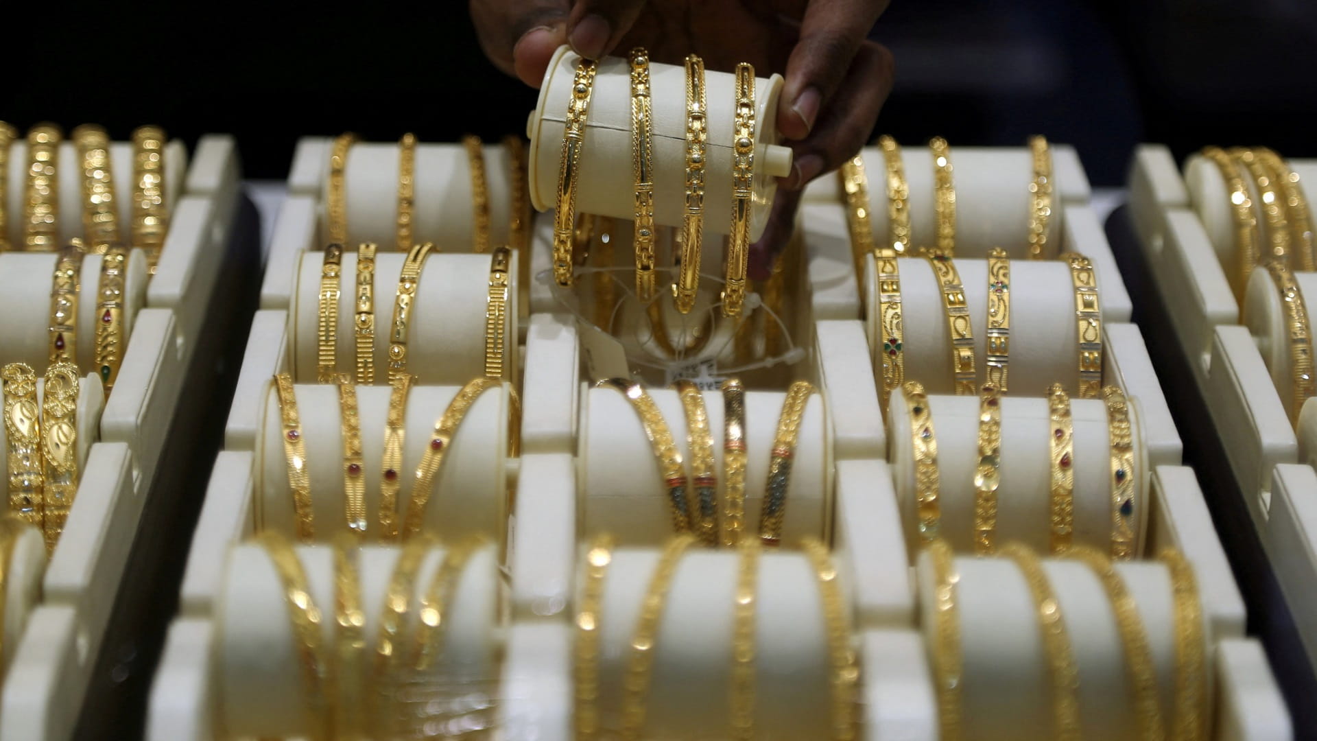 Gold prices slip on Thursday
