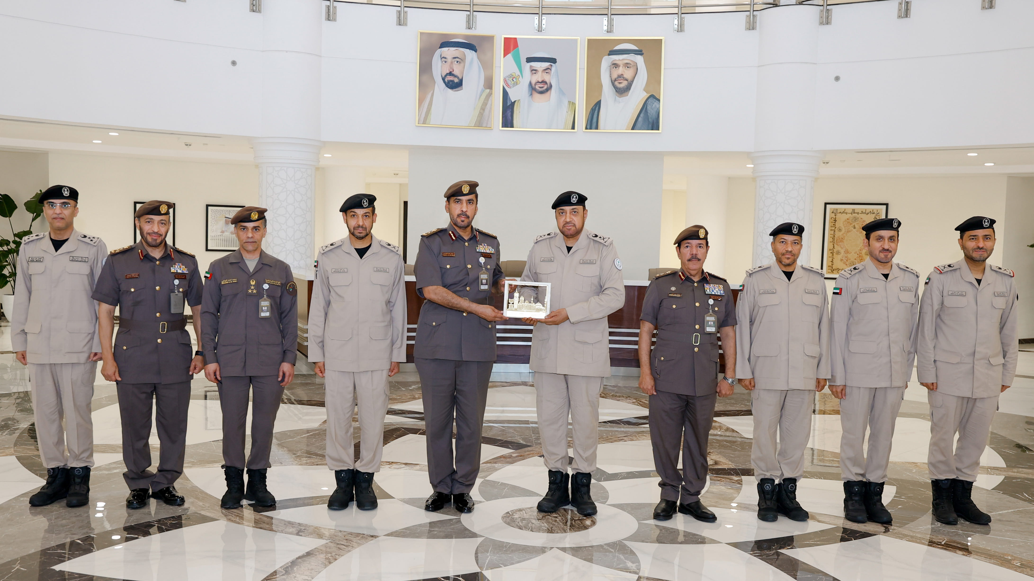 شرطة الشارقة تبحث مع "الهوية والجنسية" سبل تعزيز التعاون المشترك