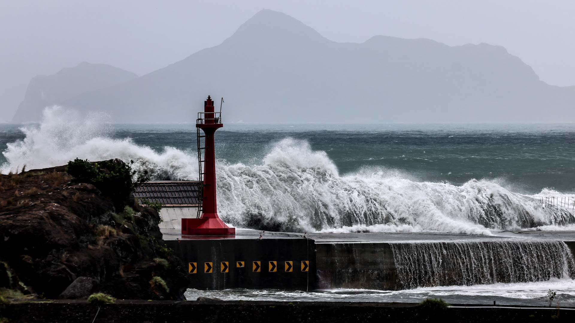 China evacuates over 600,000 ahead of Typhoon Bavi