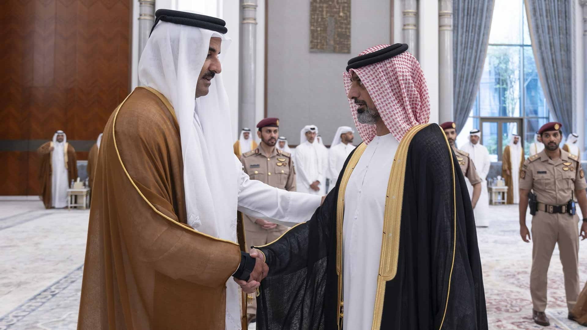 ولي عهد عجمان يقدم واجب العزاءإلى أمير قطر بوفاة الشيخ حمد آل ثاني 