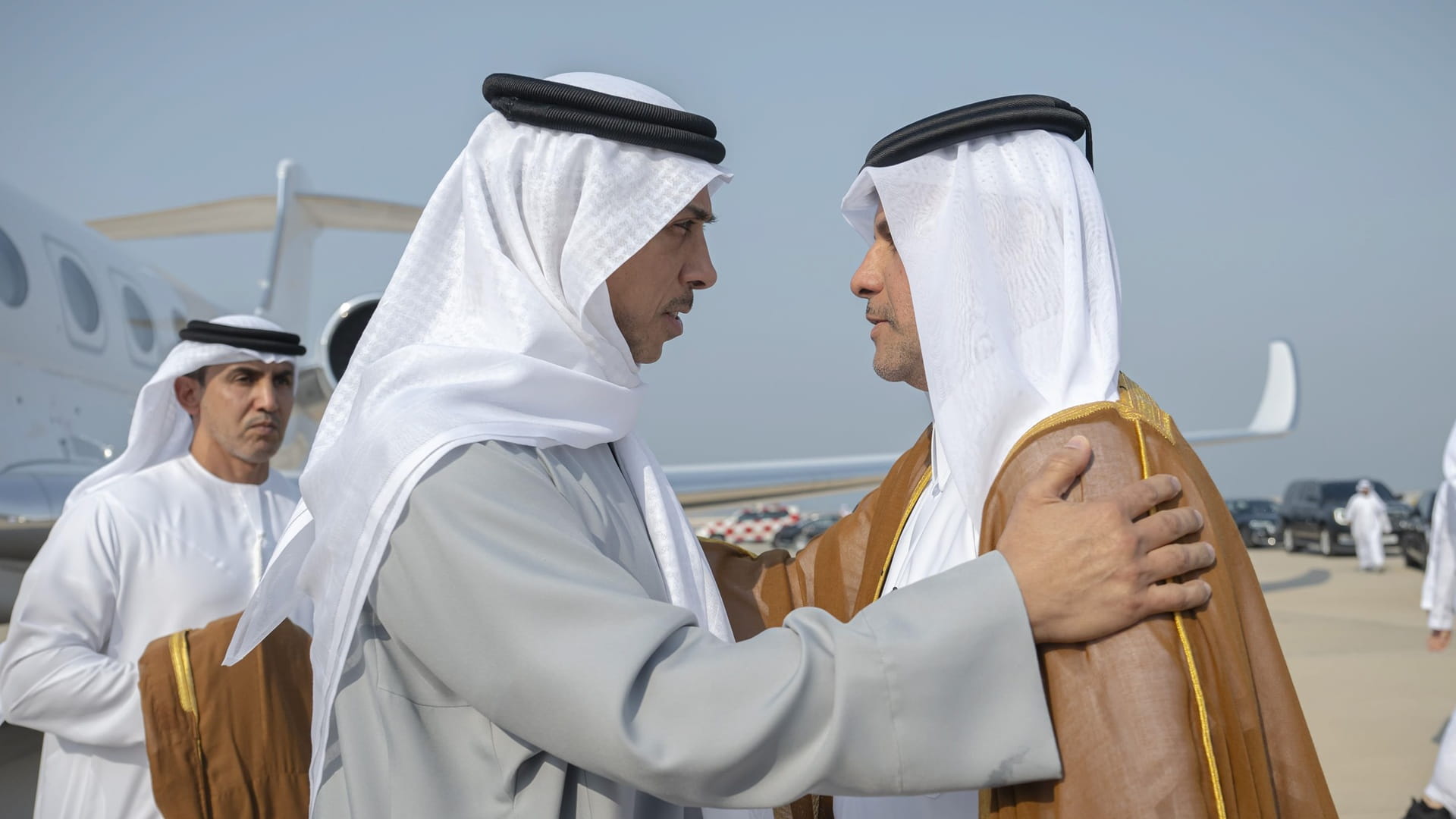 صورة بعنوان: منصور بن زايد وعبد الله بن زايد يقدمان التعازي إلى أمير قطر 