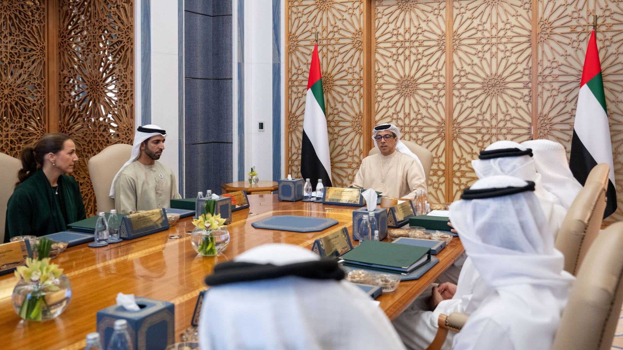 منصور بن زايد يستعرض نتائج عمليات التشغيل لصندوق أبوظبي للتنمية 
