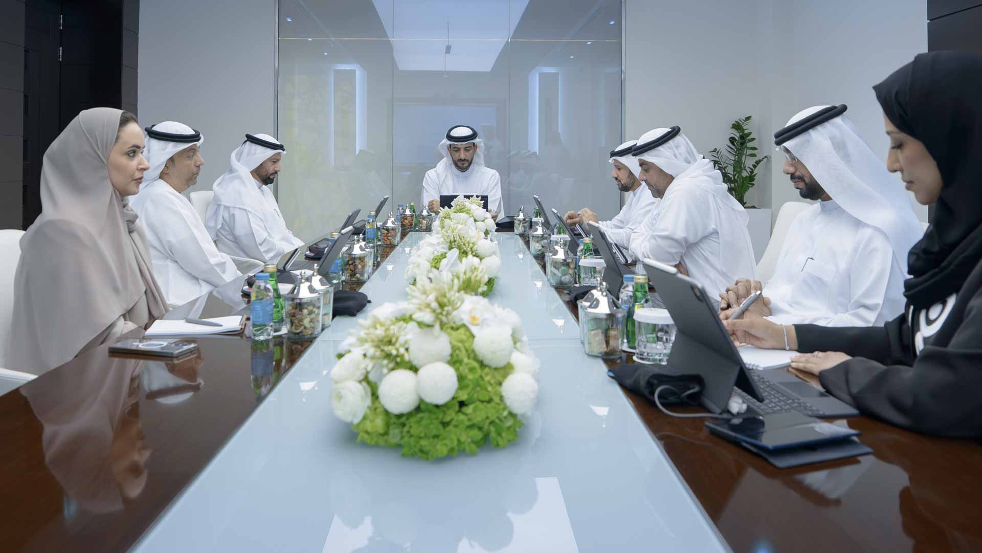 سلطان بن أحمد يبحث تطوير المنظومة الإعلامية في الشارقة 