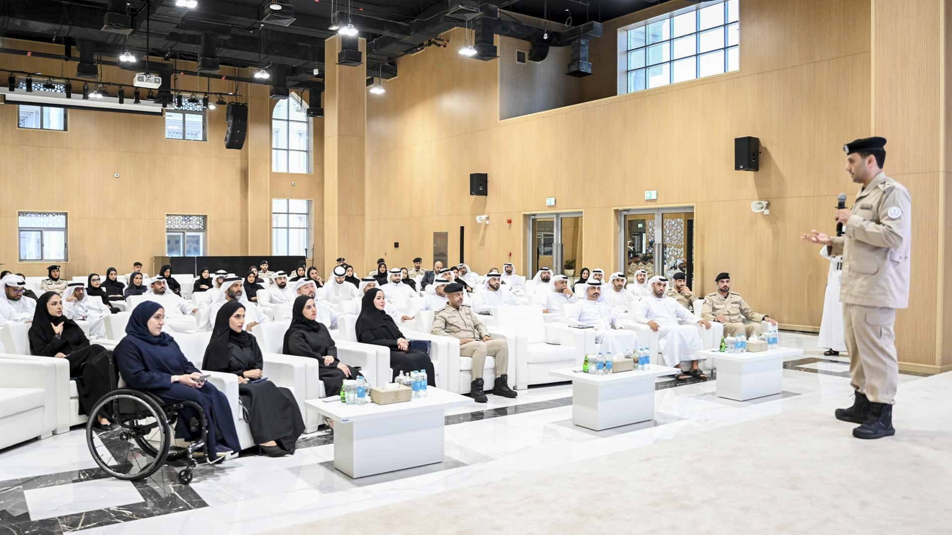 شرطة الشارقة تستعرض تجربتها في تطوير الخدمات أمام 18 جهة حكومية