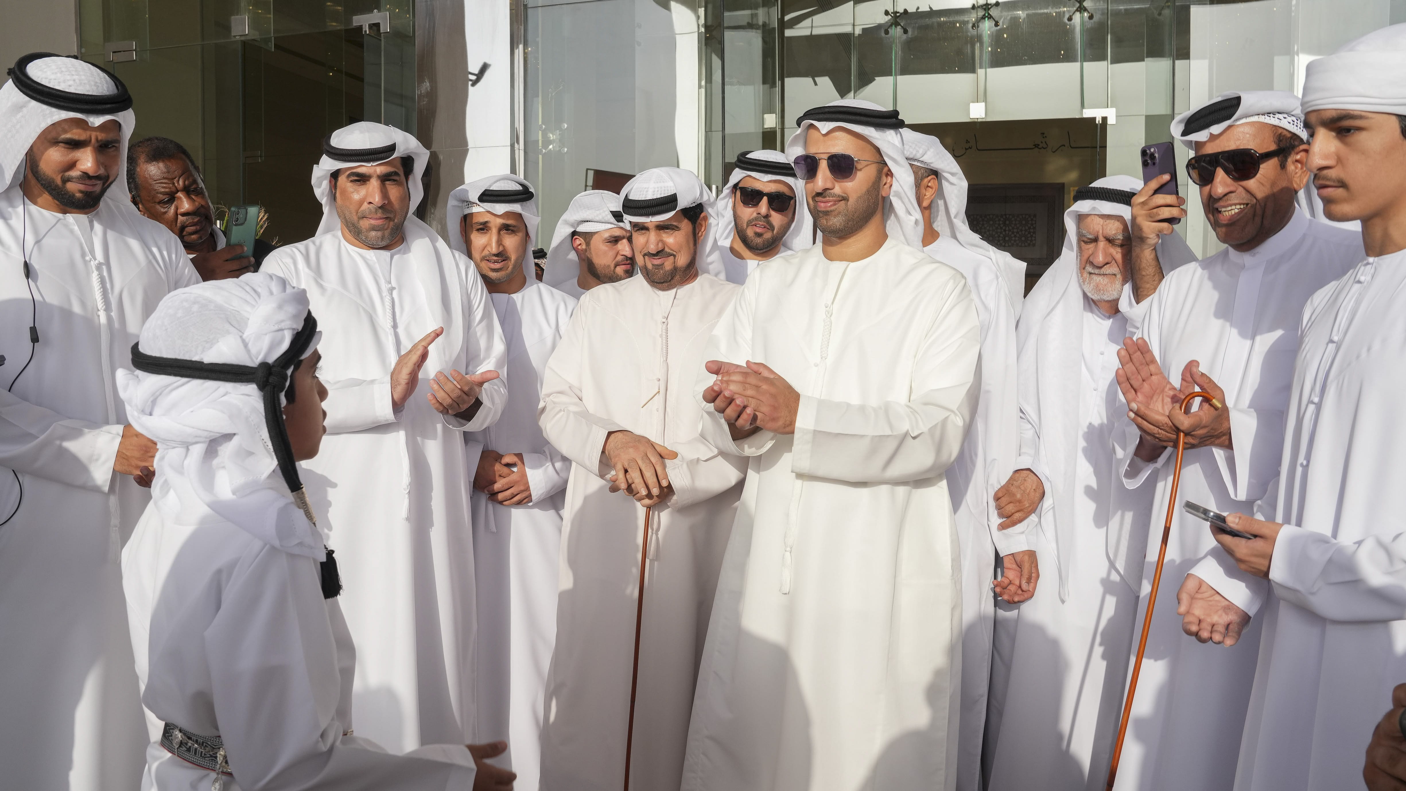 ولي عهد رأس الخيمة يشهد العرس الجماعي السادس عشر لـ38 عريساً 