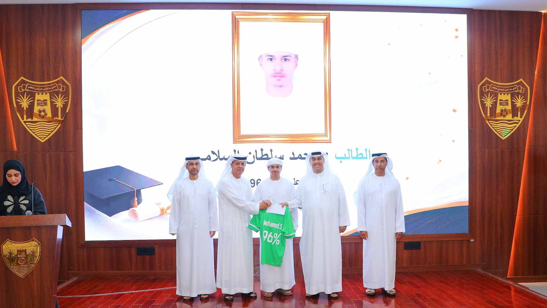 نادي دبا الحصن يحتفي بأوائل الثانوية وخريجي الجامعات المتميزين 