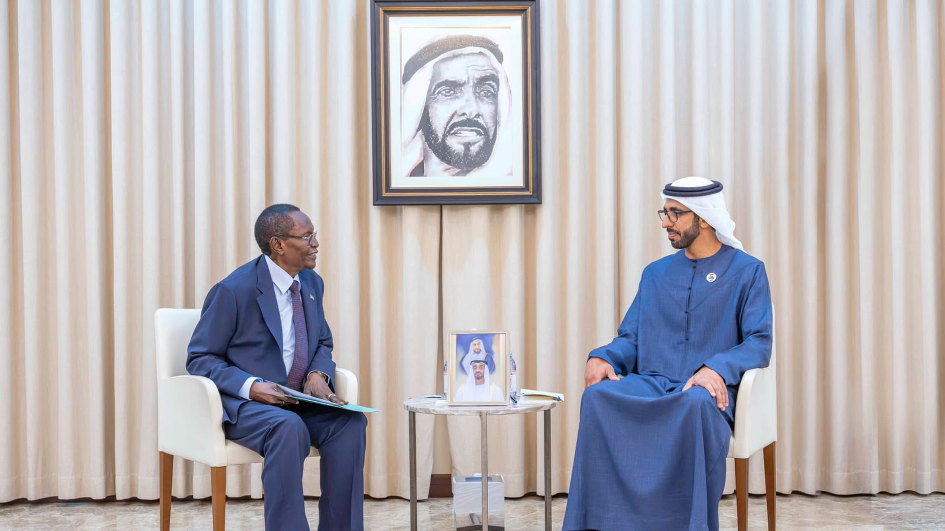 شخبوط بن نهيان يبحث مع وزير خارجية جنوب السودان تعزيز العلاقات 
