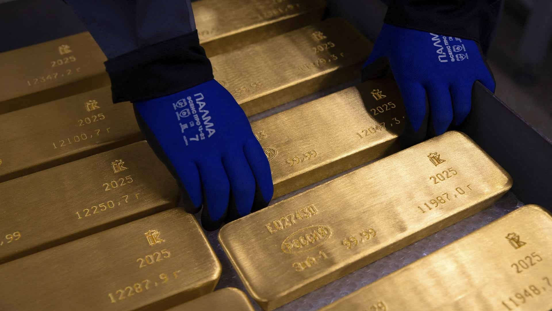 الذهب يتراجع 0.4% في المعاملات الفورية و0.3% في العقود الآجلة