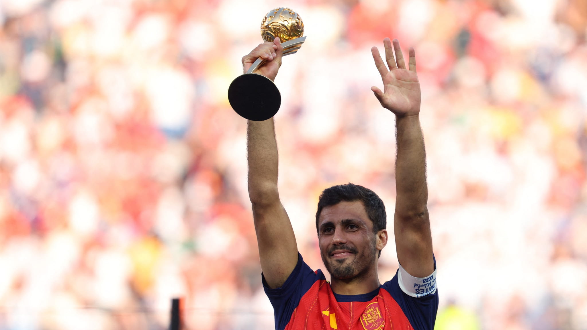 الإسباني رودري يتوج بلقب أفضل لاعب في المونديال  