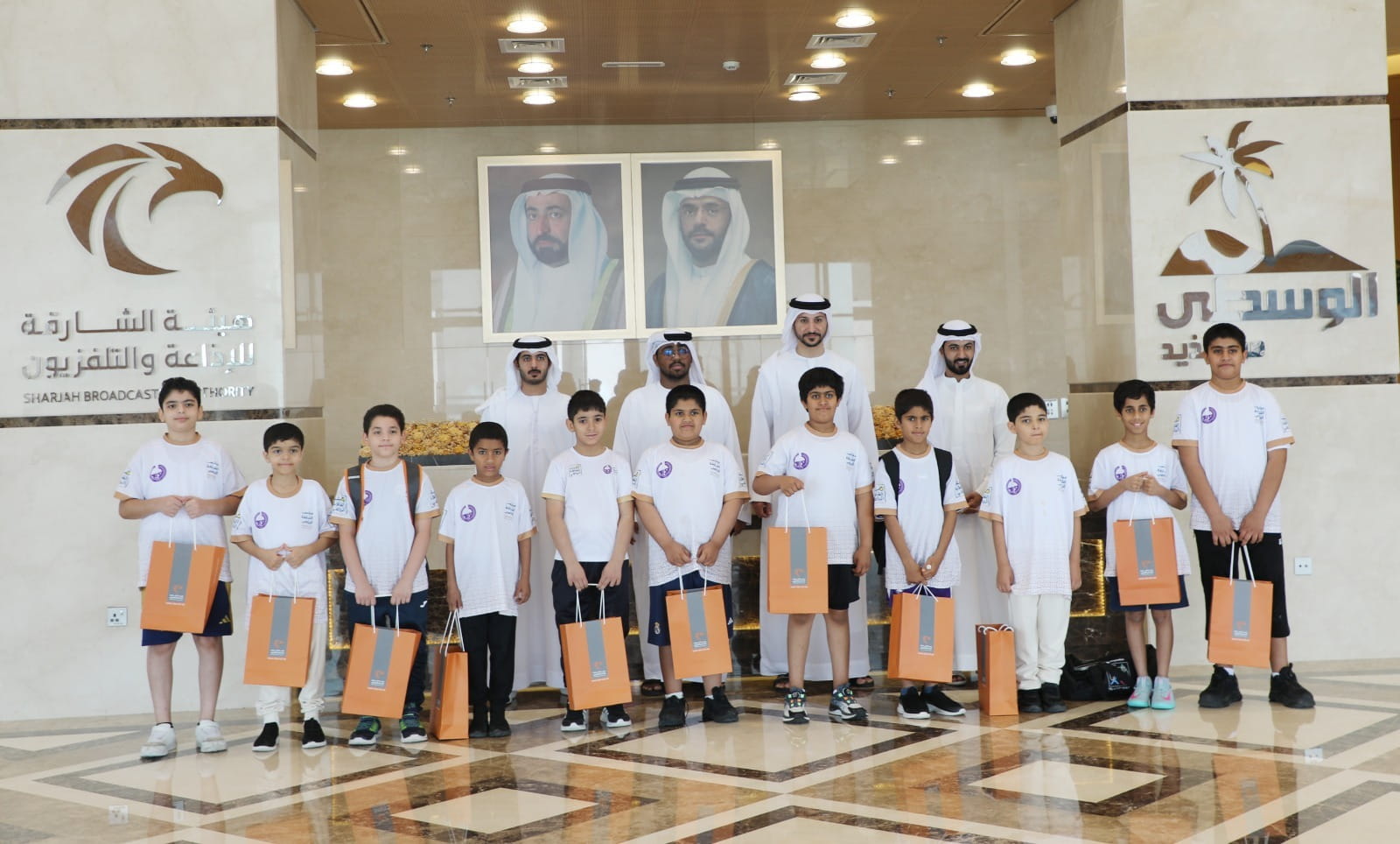 المشاركون بنادي الذيد يطلعون على بيئة العمل الإعلامي بقناة الوسطى 