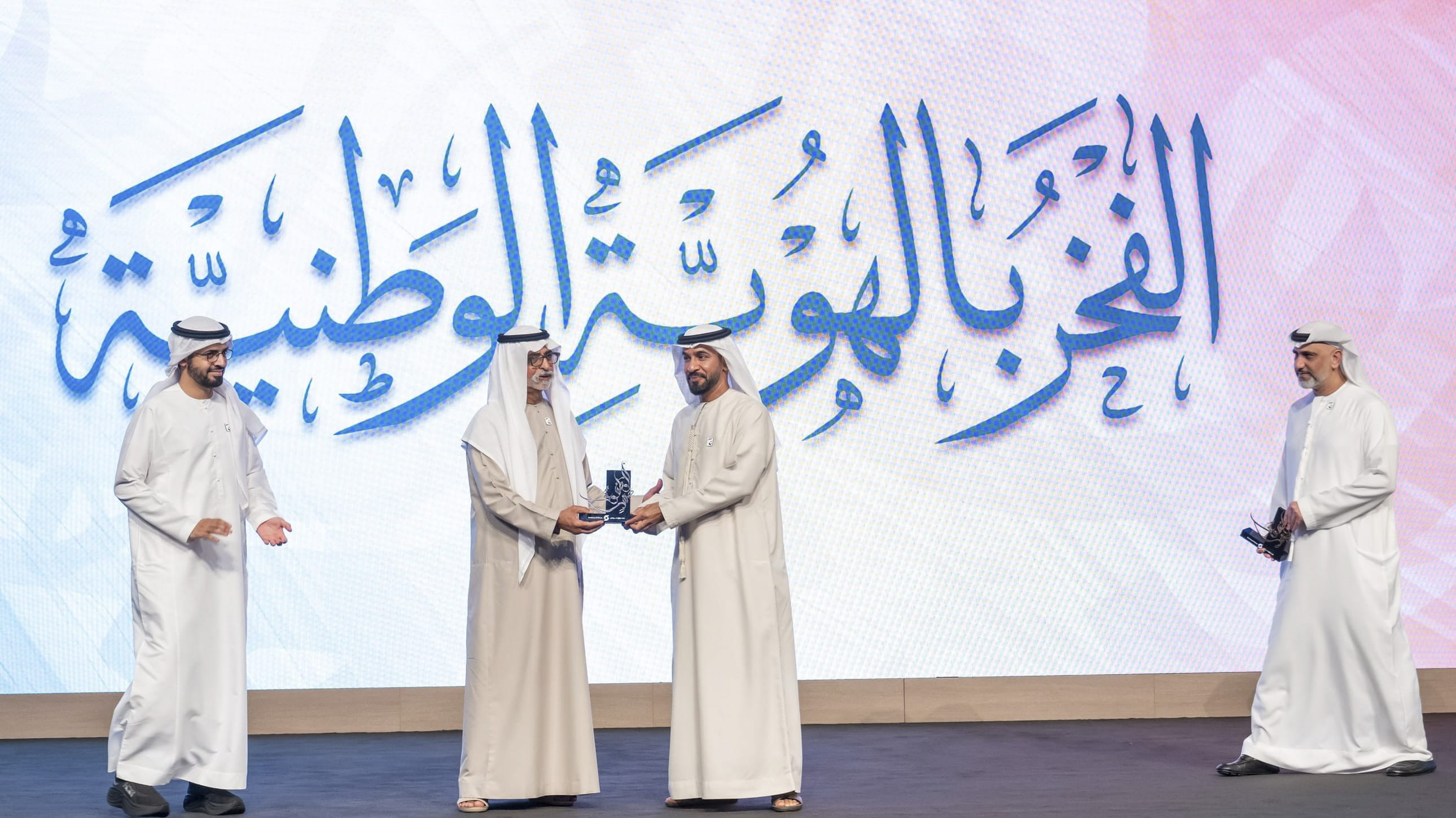 نهيان بن مبارك: رئيس الدولة يؤمن بقدرات وطاقات أبناء وبنات الوطن