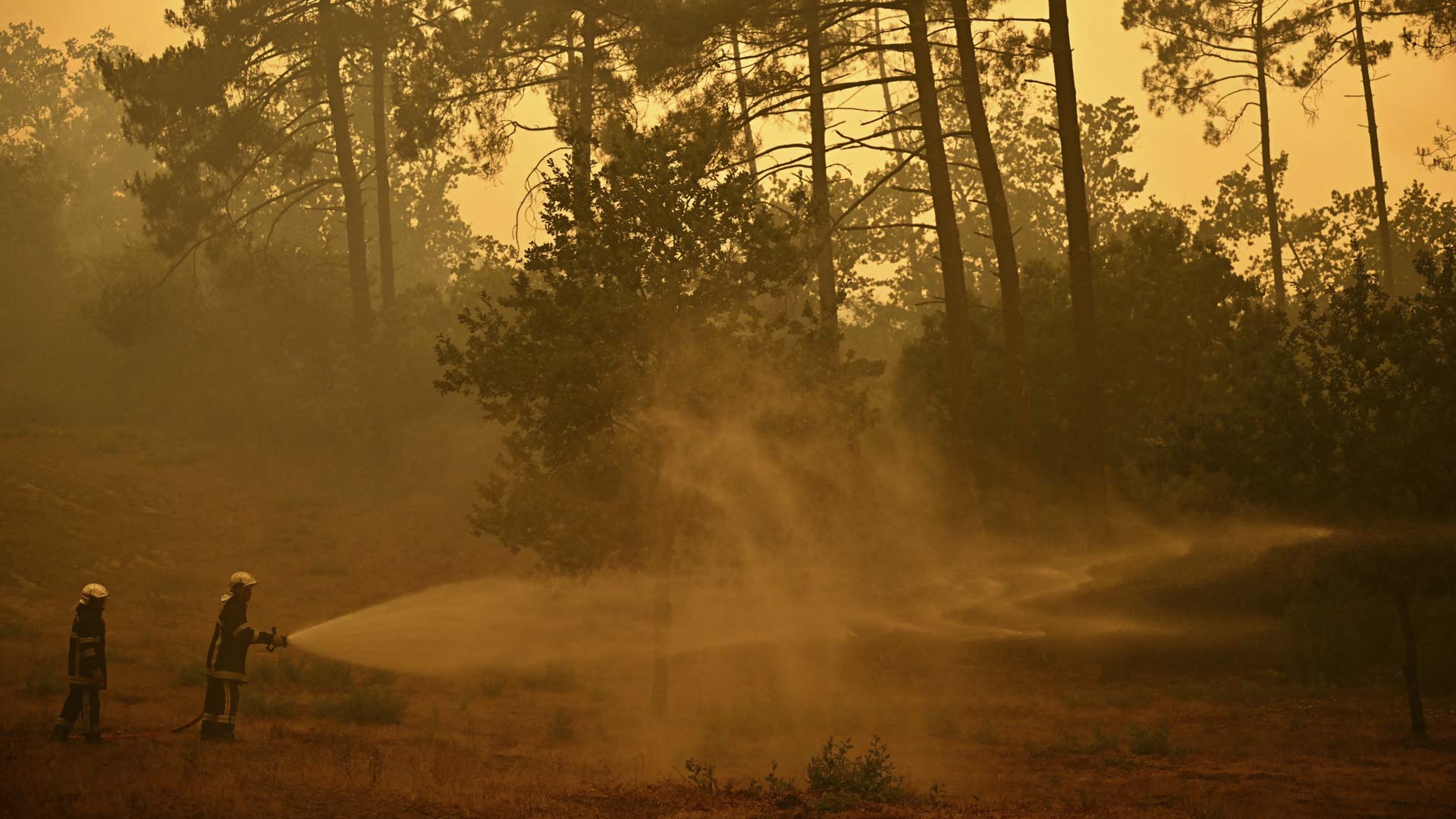 France evacuates more than 100,000 as wildfires spread