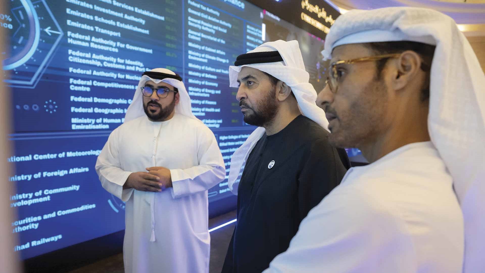 حمدان بن زايد يطلع على مراكز البيانات الرديفة للسحابة الوطنية 