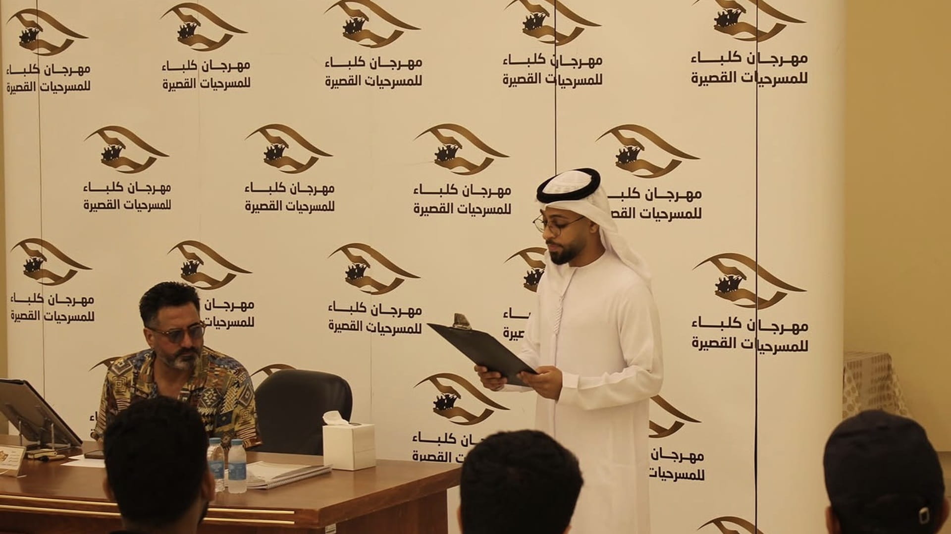 صورة بعنوان: "دورة عناصر العرض المسرحي" تنطلق في كلباء بورشة السينوغرافيا 