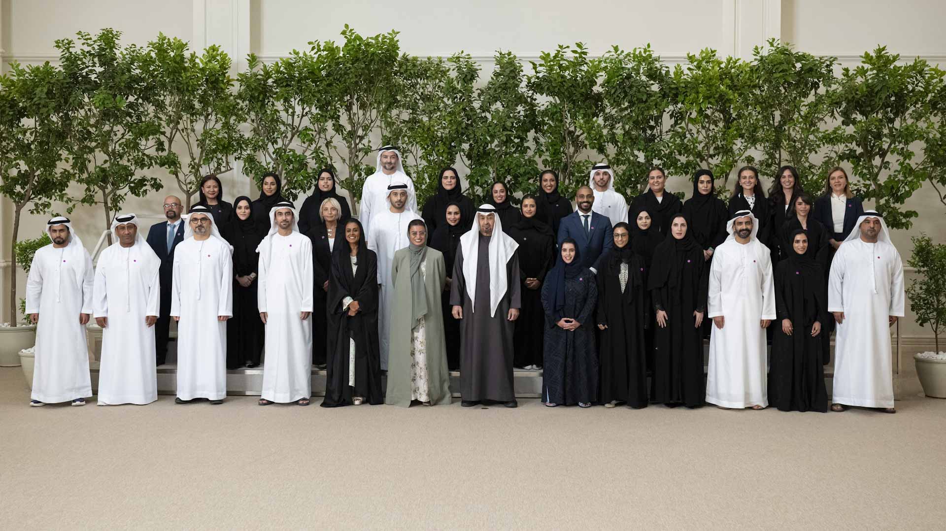 رئيس الدولة يستقبل فريق عمل الاحتفال الرسمي بعيد الاتحاد الــ 54 
