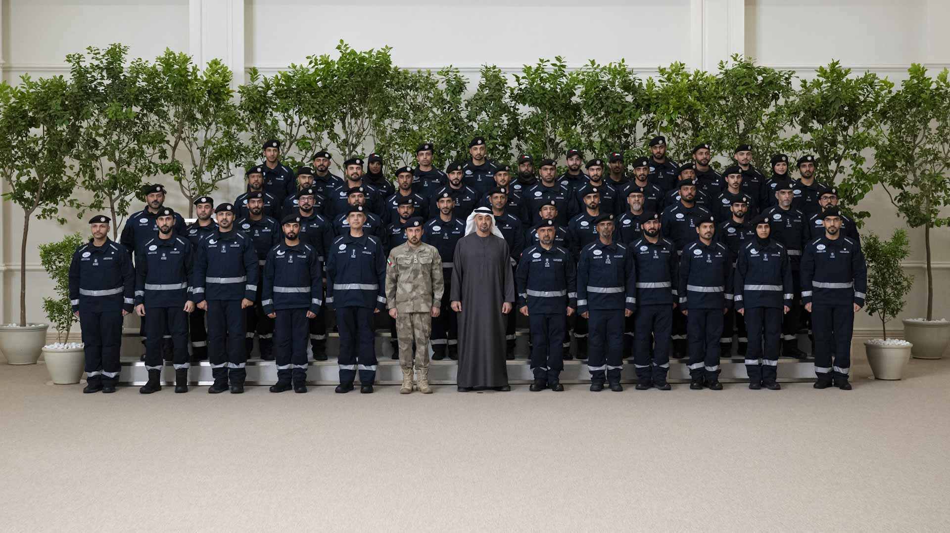 رئيس الدولة يستقبل فريق الإمارات للبحث والإنقاذ ويثمّن جهوده 
