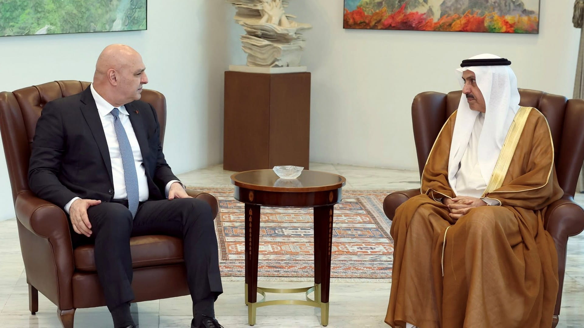 الرئيس اللبناني يبحث مع صقر غباش سبل تعزيز التعاون المشترك  