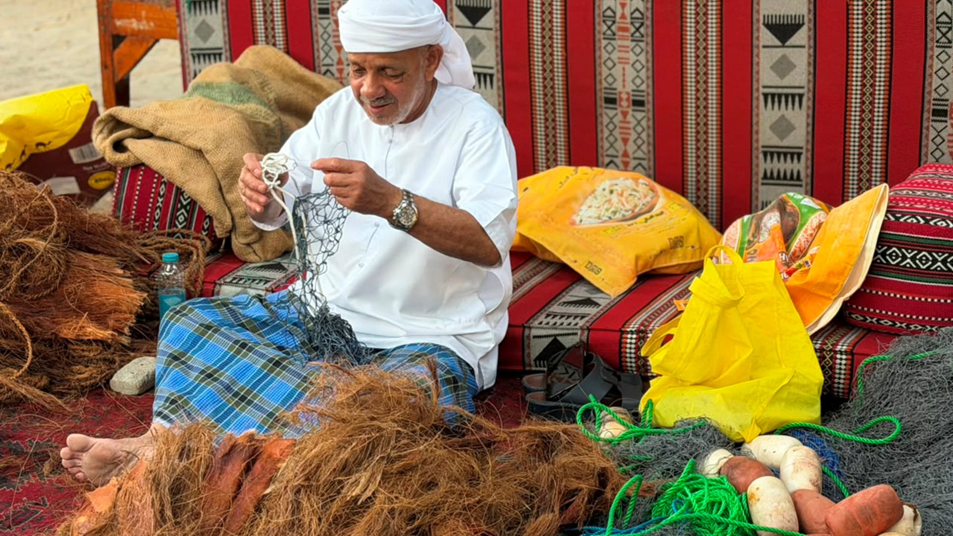 معهد الشارقة للتراث يحوّل الحرف التقليدية إلى تجربة حية في خورفكان