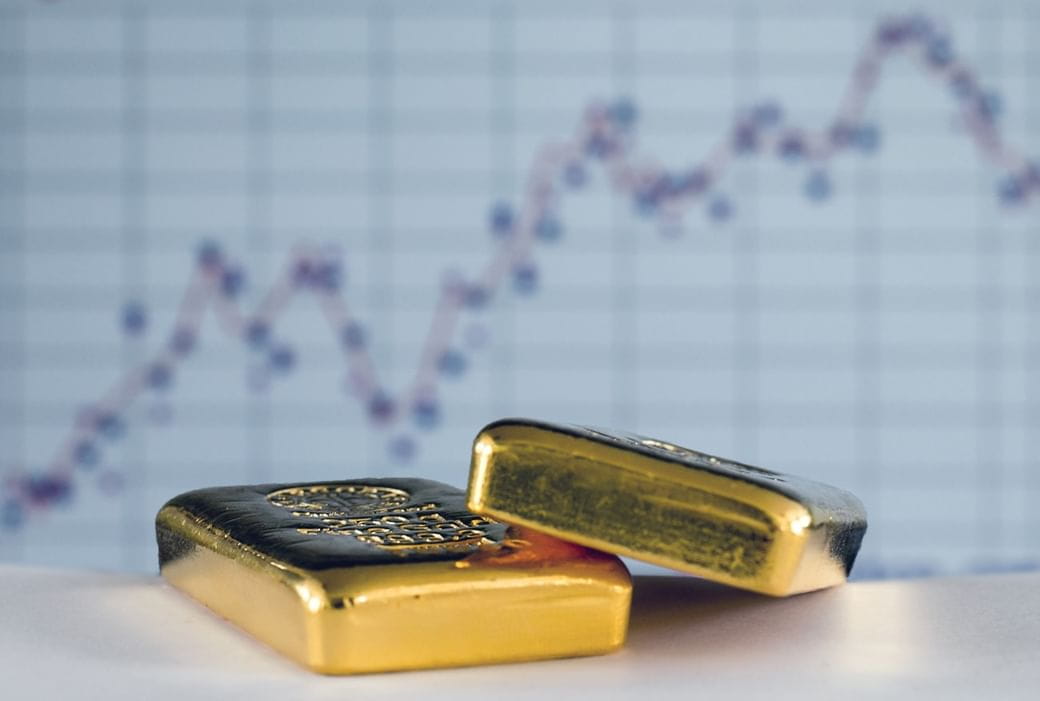 الذهب يرتفع بأكثر من 1% وسط انخفاض أسعار النفط والدولار 