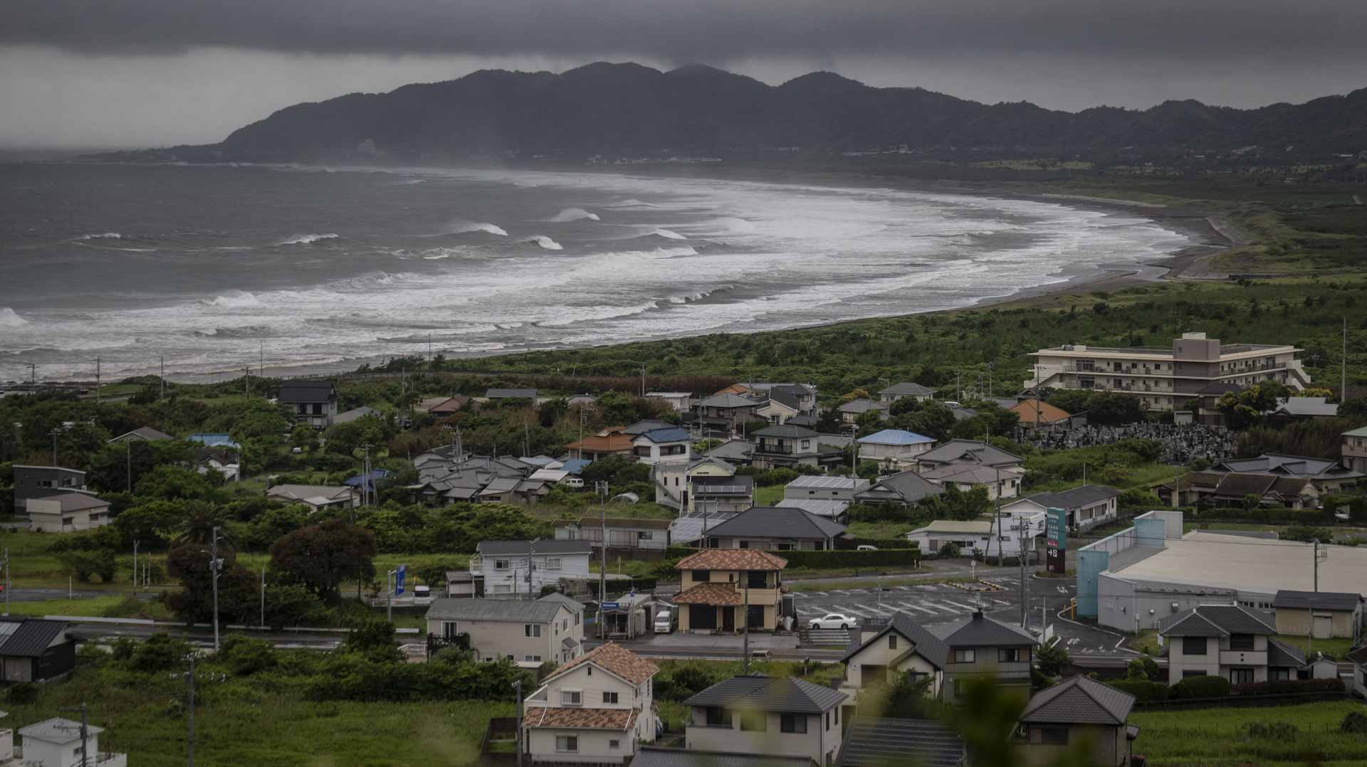 Typhoon Jangmi triggers heavy rain in Tokyo