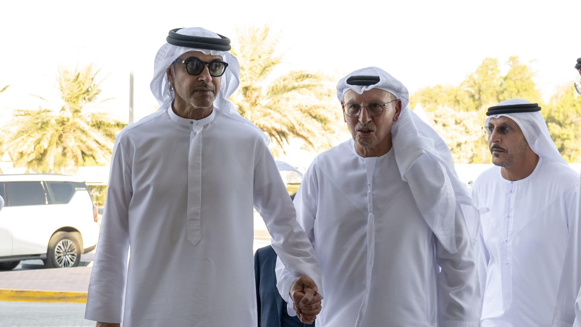 هزاع بن زايد يعزي في وفاة محمود القيسية