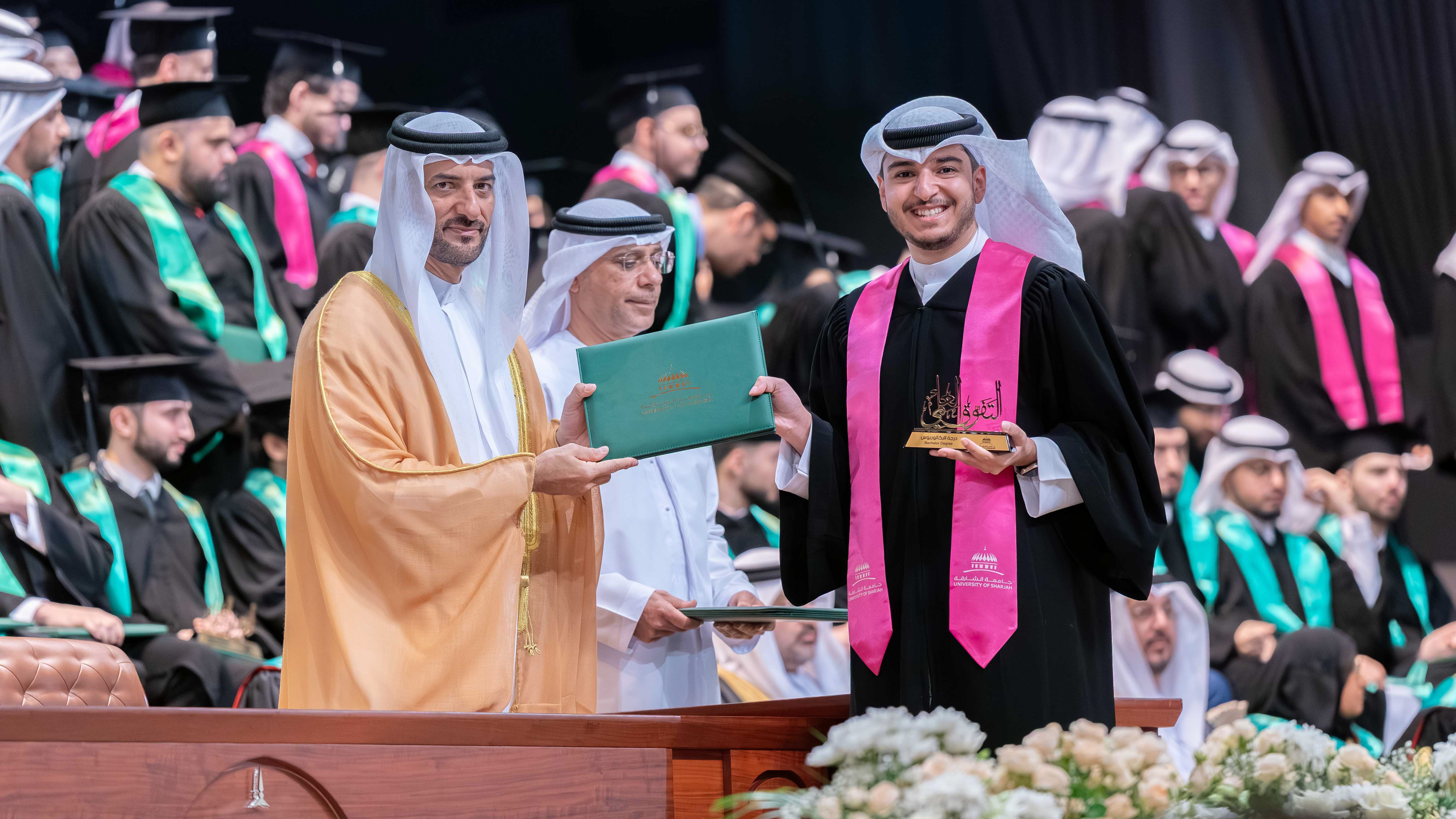 سلطان بن أحمد يشهد حفل تخريج الكليات الطبية والصحية بجامعة الشارقة