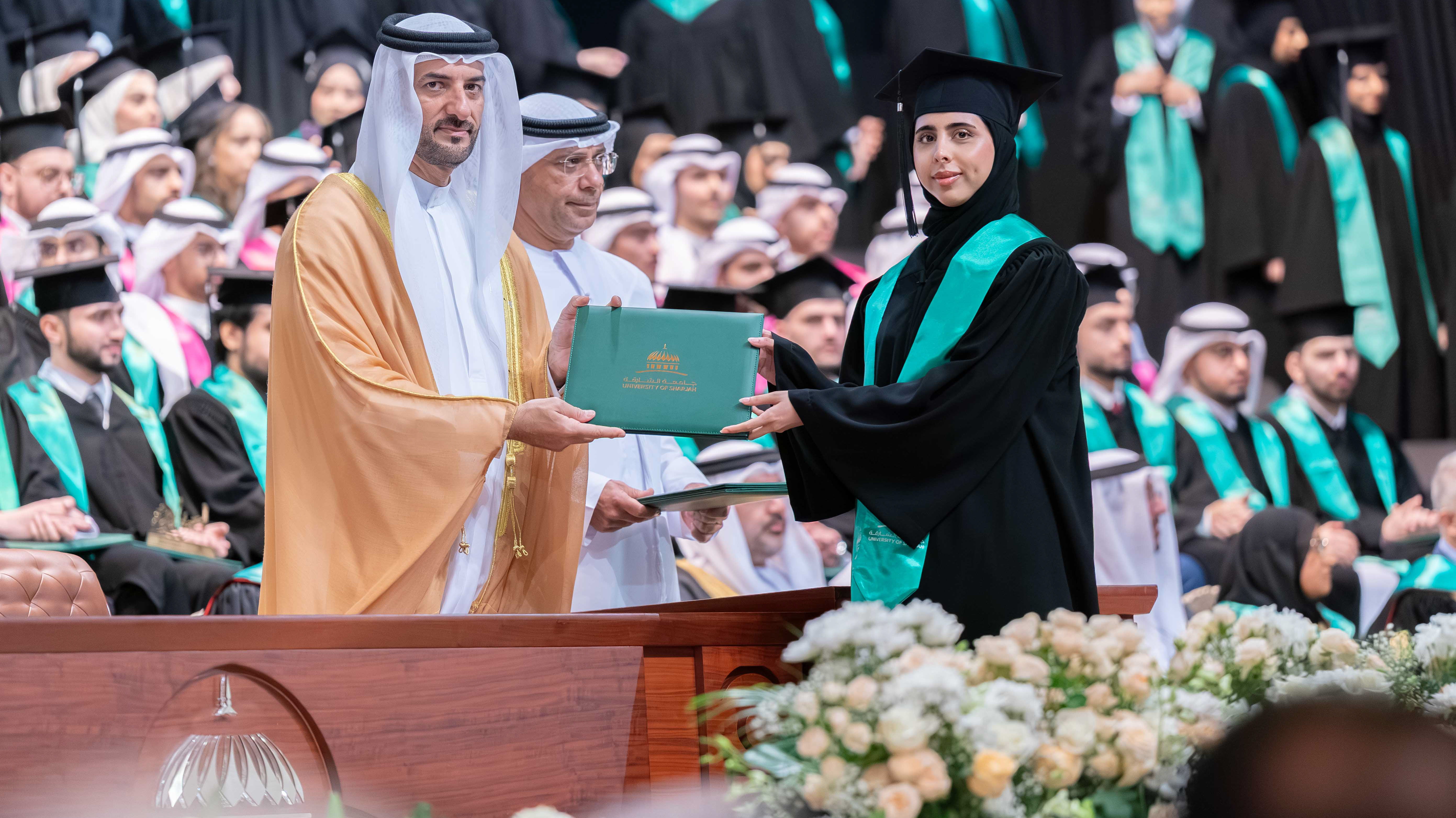 سلطان بن أحمد يشهد حفل تخريج الكليات الطبية والصحية بجامعة الشارقة