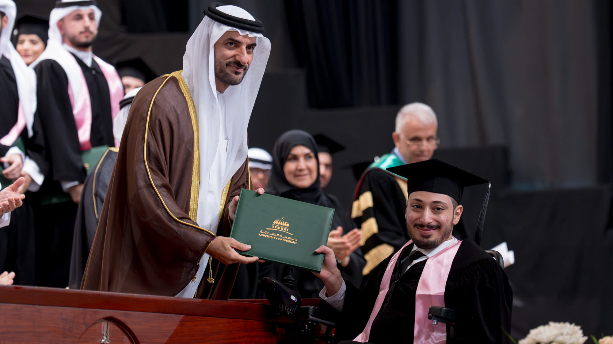 سلطان بن أحمد يشهد حفل تخريج الكليات الطبية والصحية بجامعة الشارقة