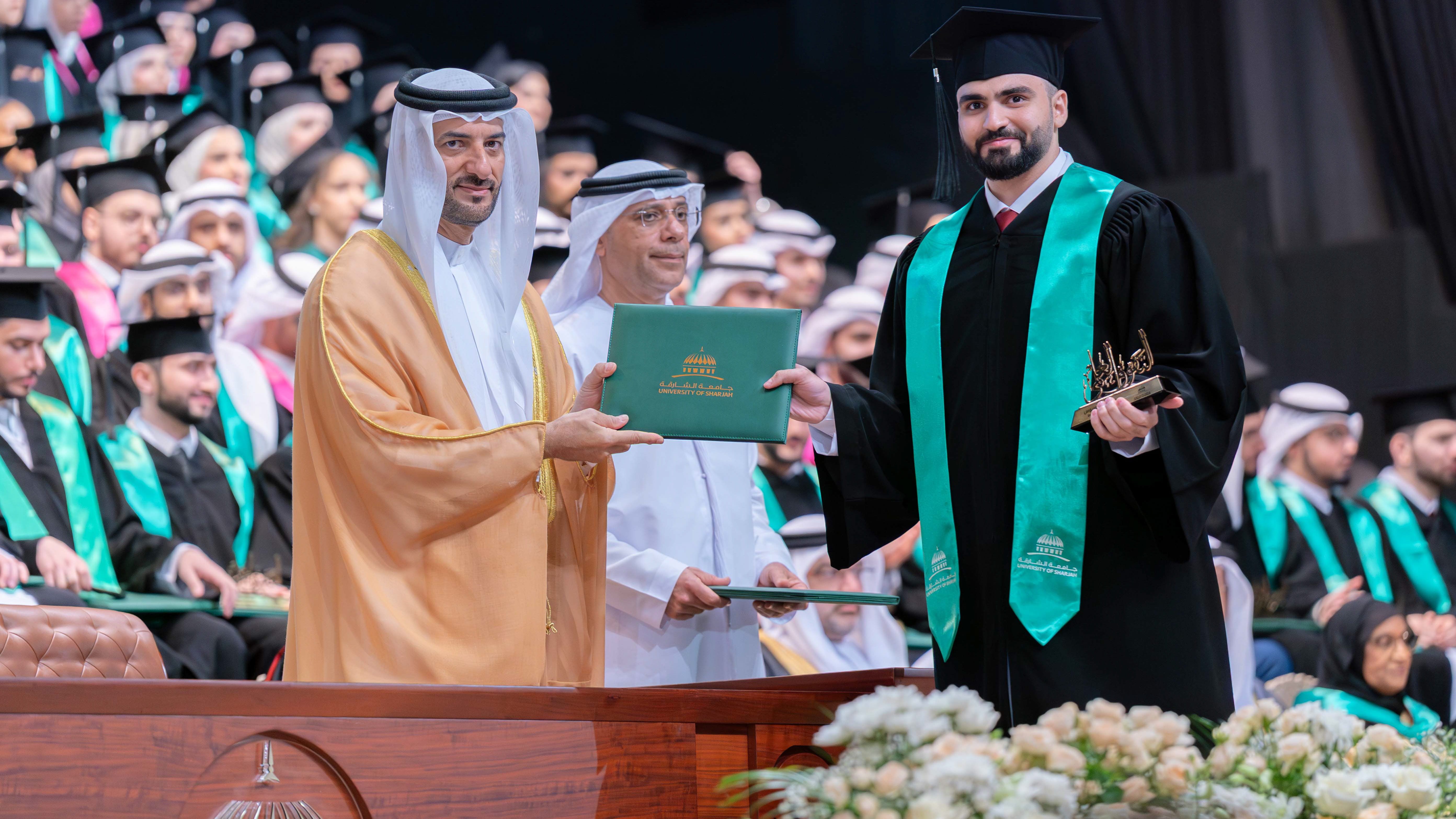 سلطان بن أحمد يشهد حفل تخريج الكليات الطبية والصحية بجامعة الشارقة