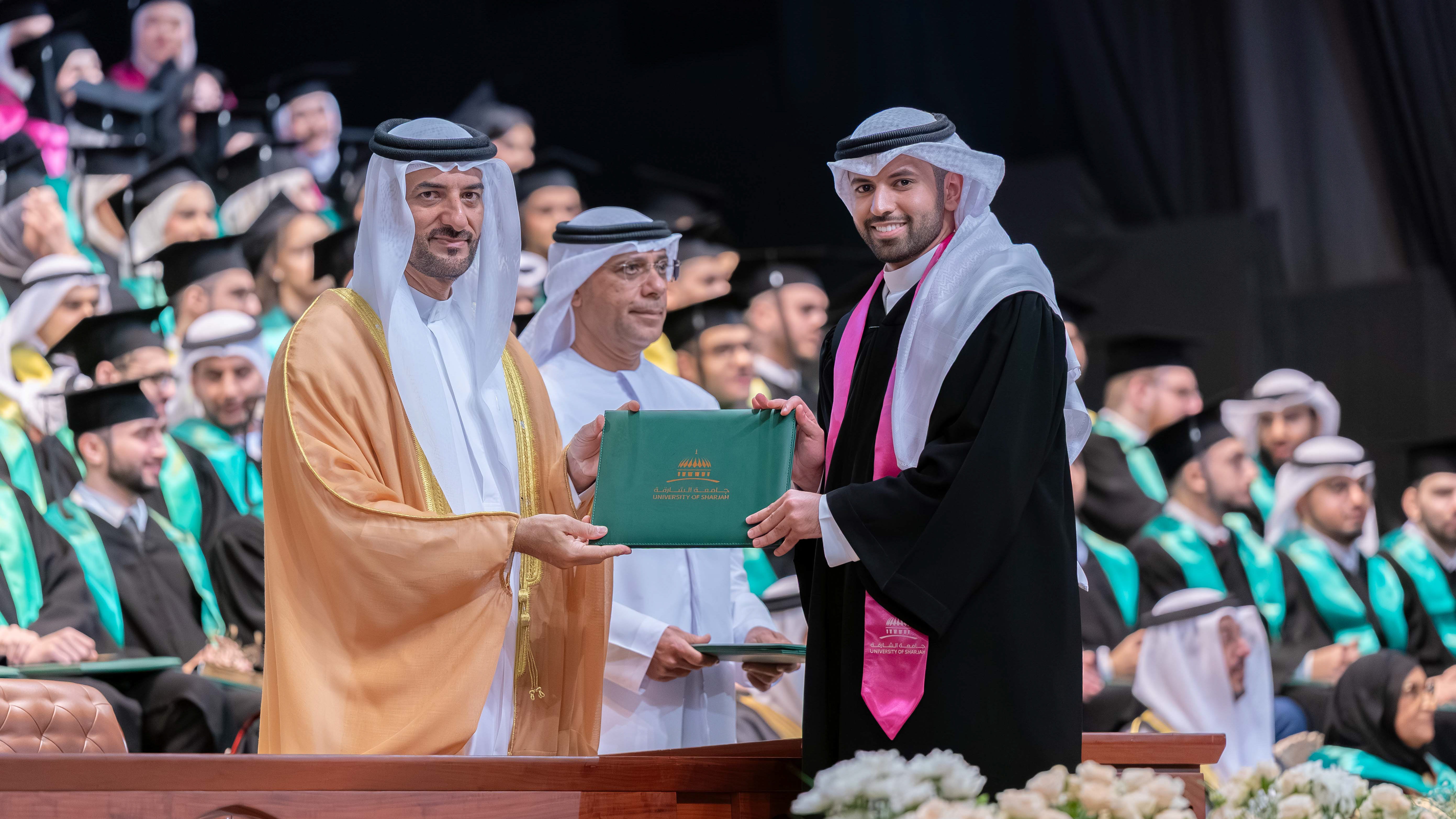 سلطان بن أحمد يشهد حفل تخريج الكليات الطبية والصحية بجامعة الشارقة