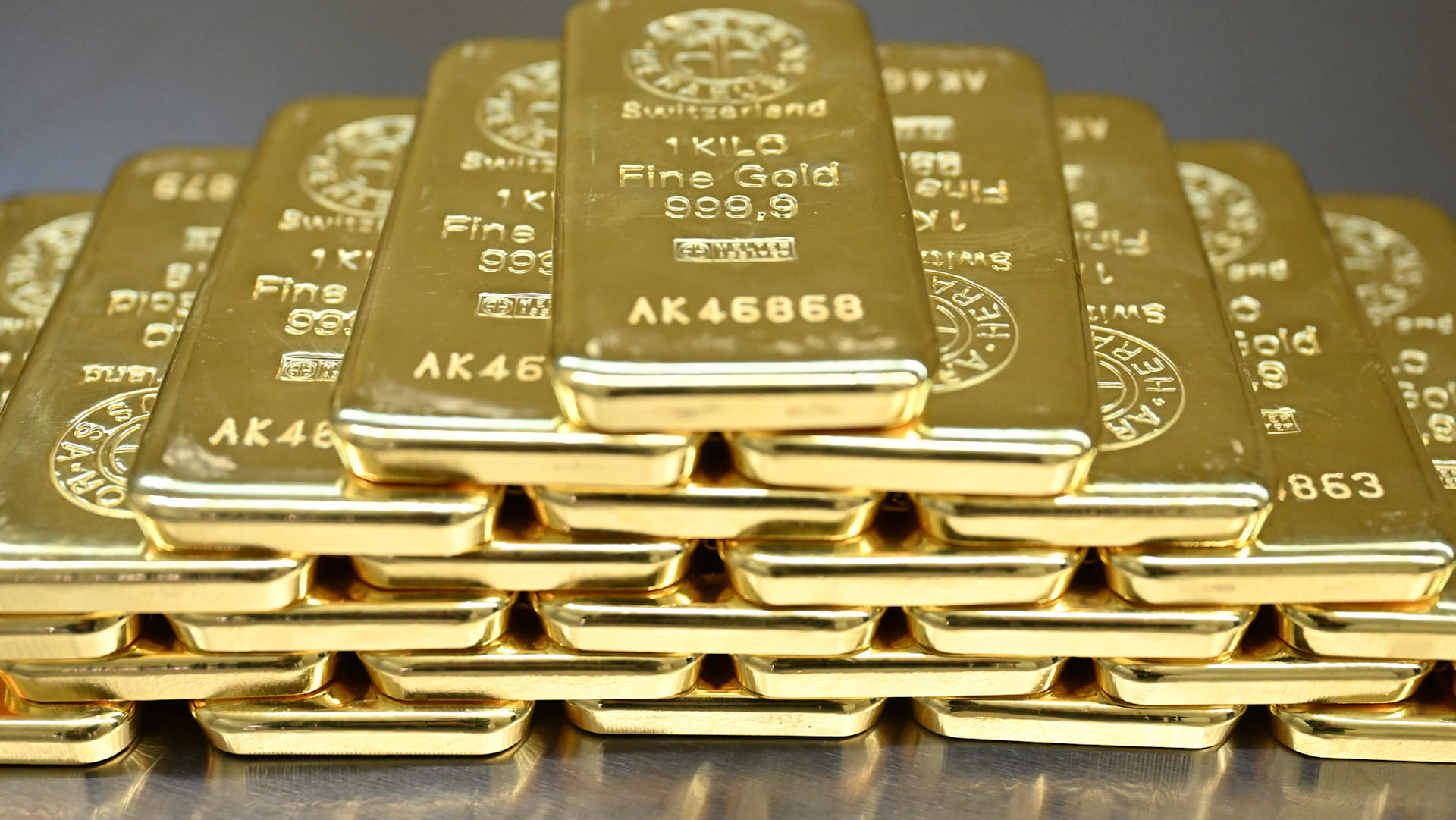 الذهب يهبط 3% إلى 4341.52 دولار للأونصة في المعاملات الفورية 