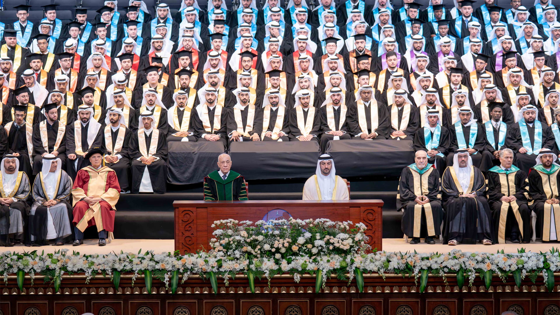 سلطان بن أحمد يشهد حفل تخريج طلاب درجة البكالوريوس بجامعة الشارقة 