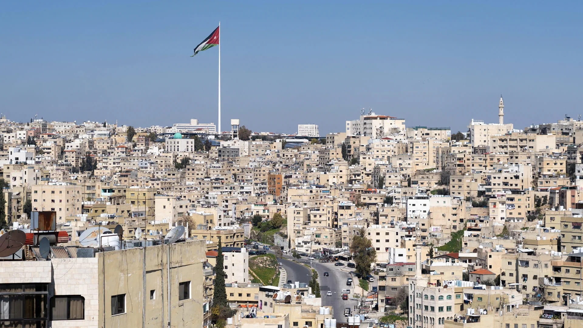 الأردن يفعّل صافرات الإنذار عقب اختراق أجوائه بعدد من الصواريخ