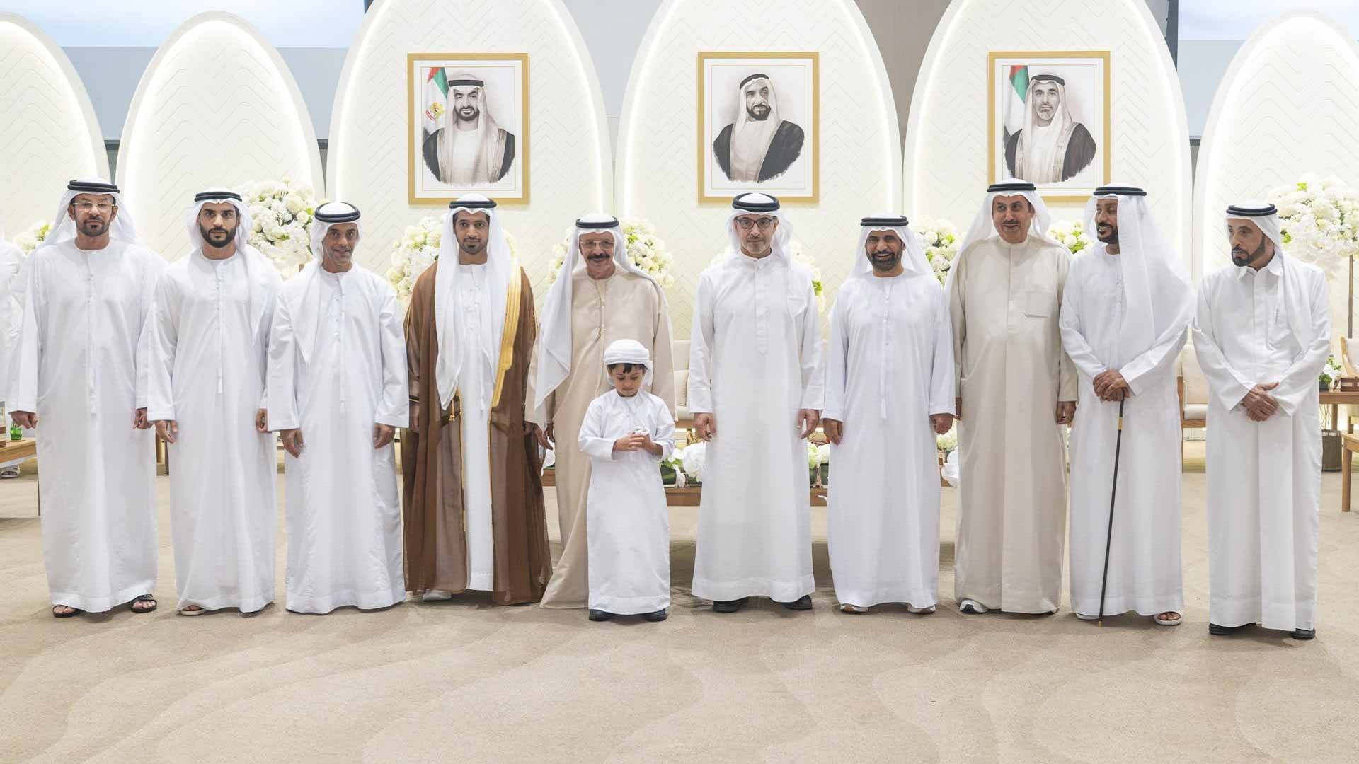 هزاع بن زايد يحضر أفراح الظاهري والعتيبة في أبوظبي