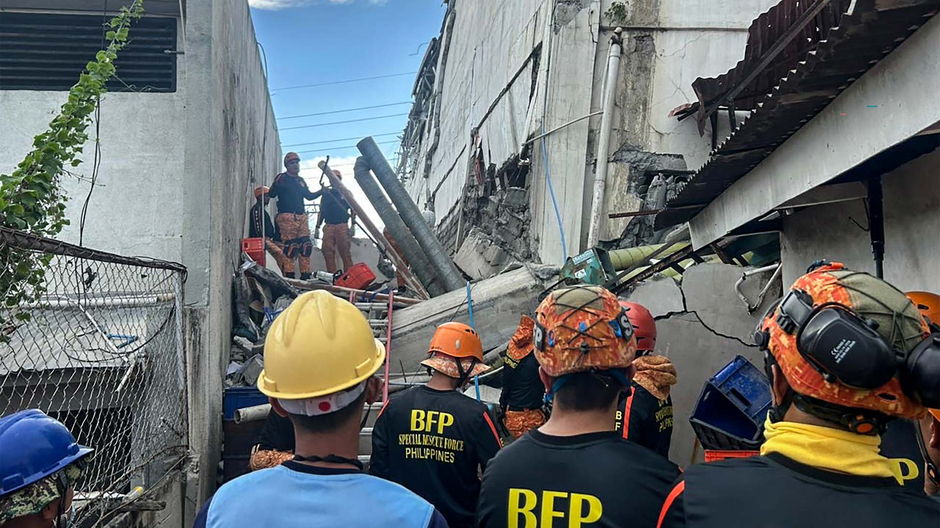 7.8-magnitude earthquake hits southern Philippines 