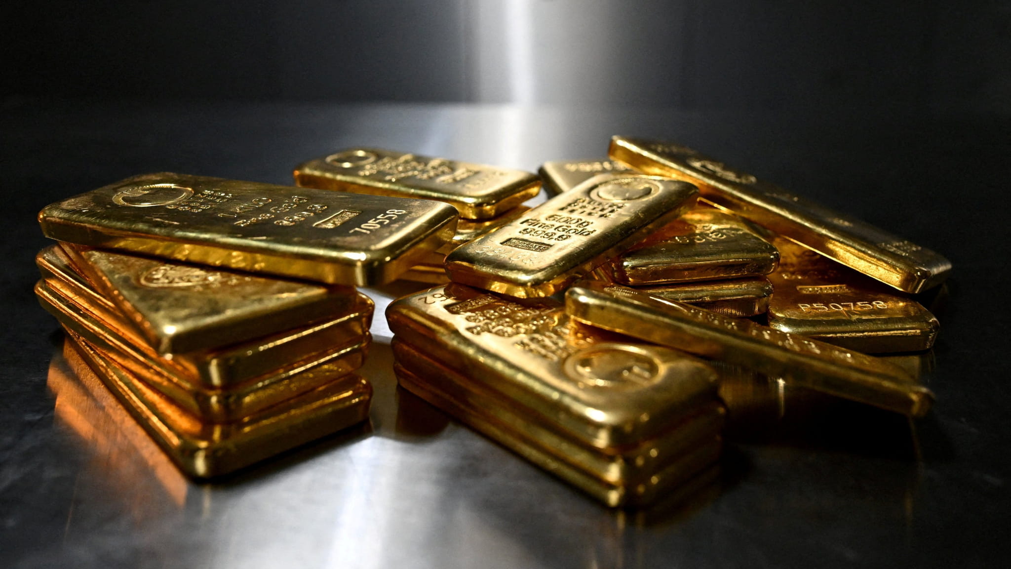 الذهب يواصل تراجعه وسط مخاوف من رفع أسعار الفائدة الأميركية 