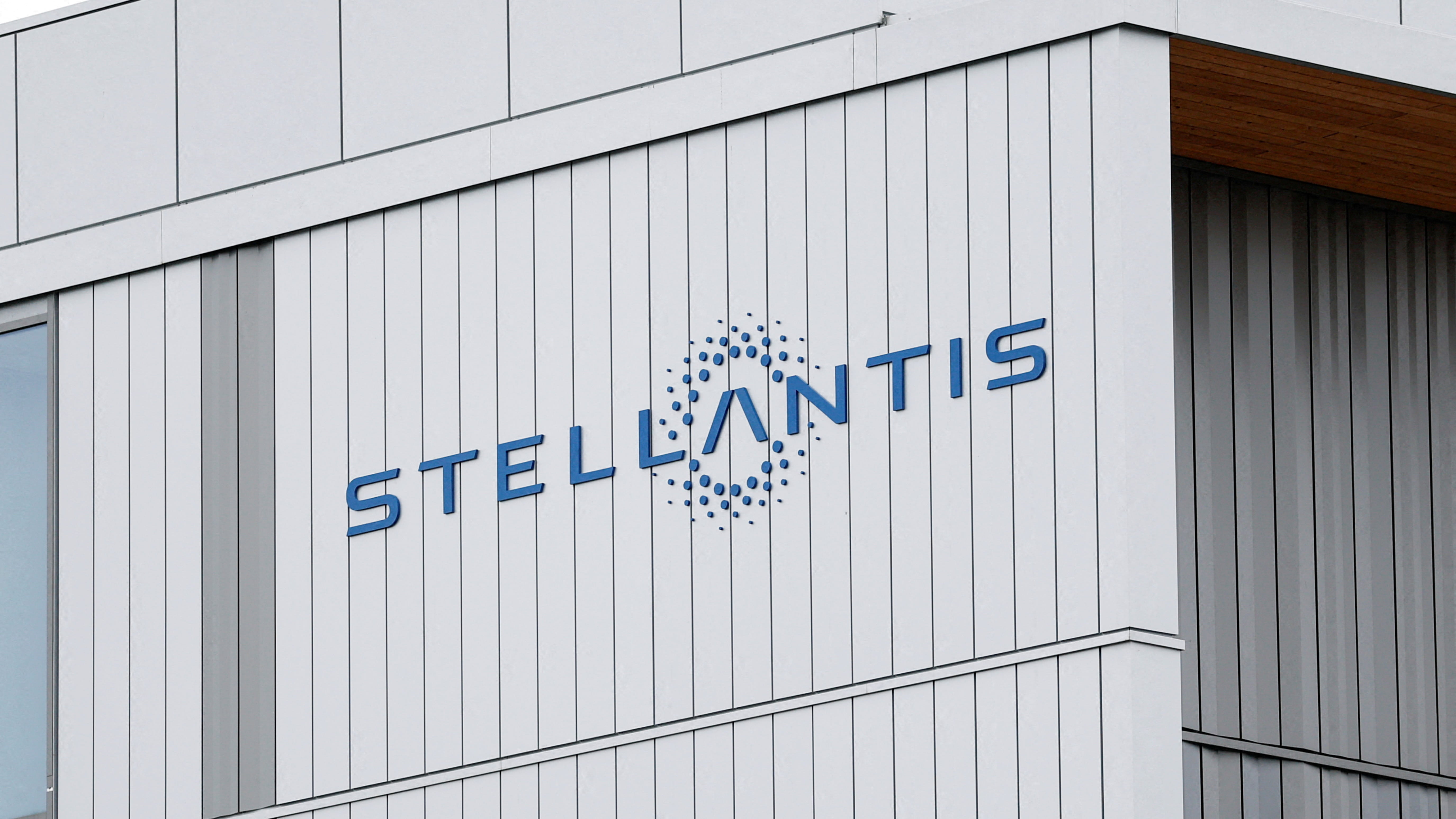 Stellantis recalls 1.3 million jeep vehicles over fire risk 
