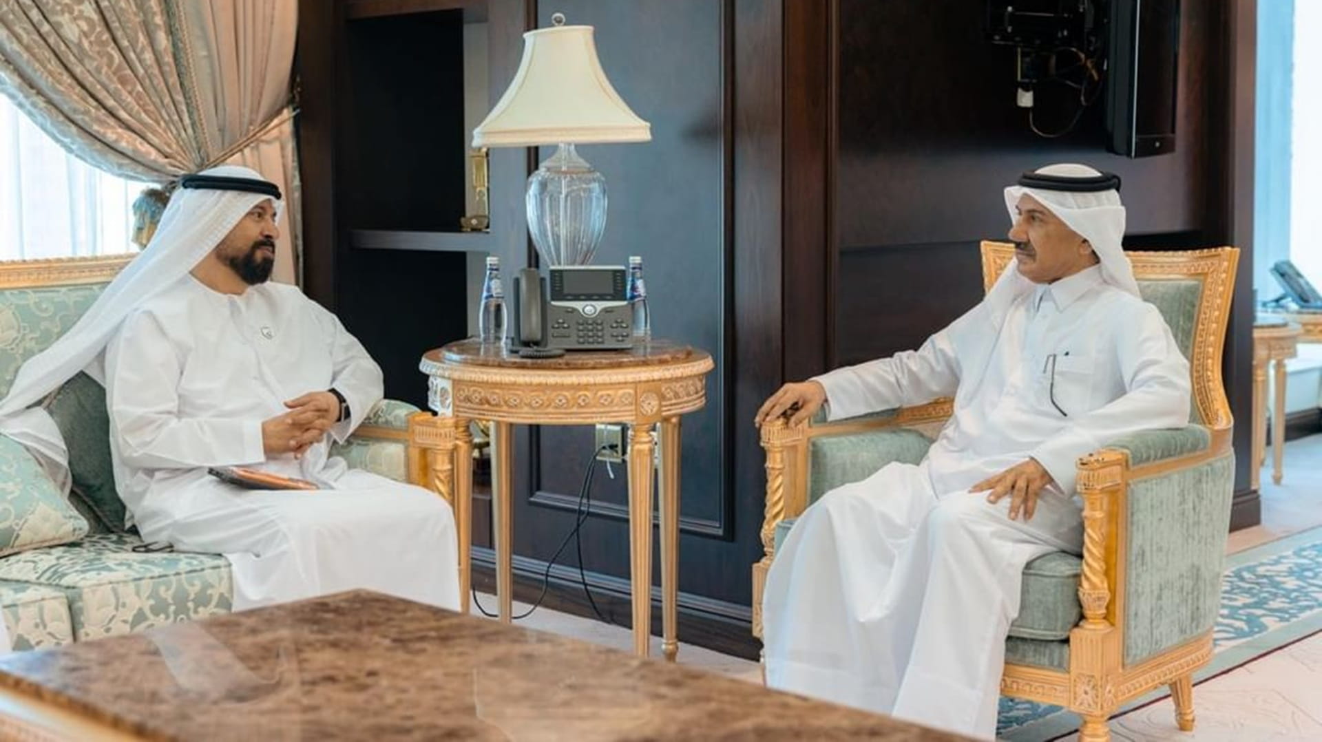 صورة بعنوان: سفير الإمارات يلتقي الأمين العام لوزارة الخارجية بدولة قطر 