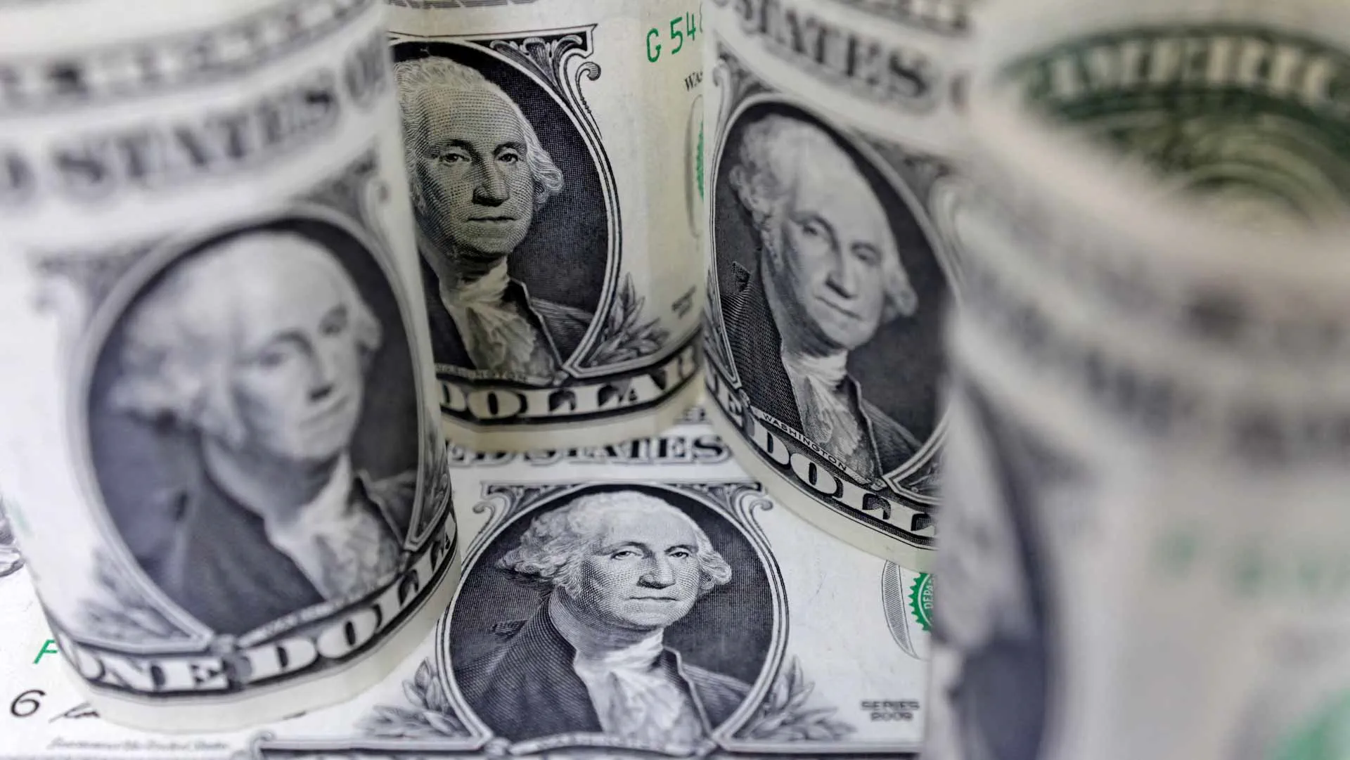 الدولار يتجه لخسارة أسبوعية واليورو قرب أعلى مستوياته