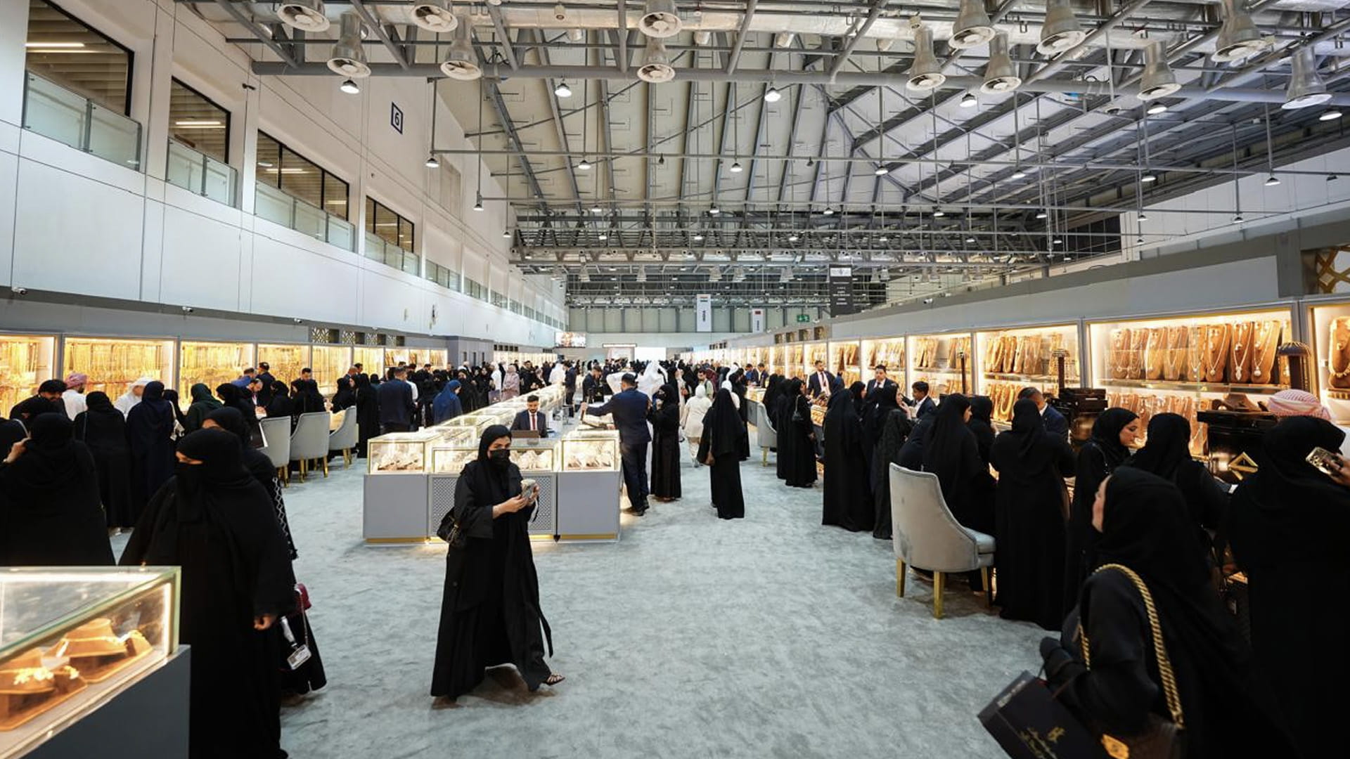World’s most expensive gold dress captivates visitors WJMES
